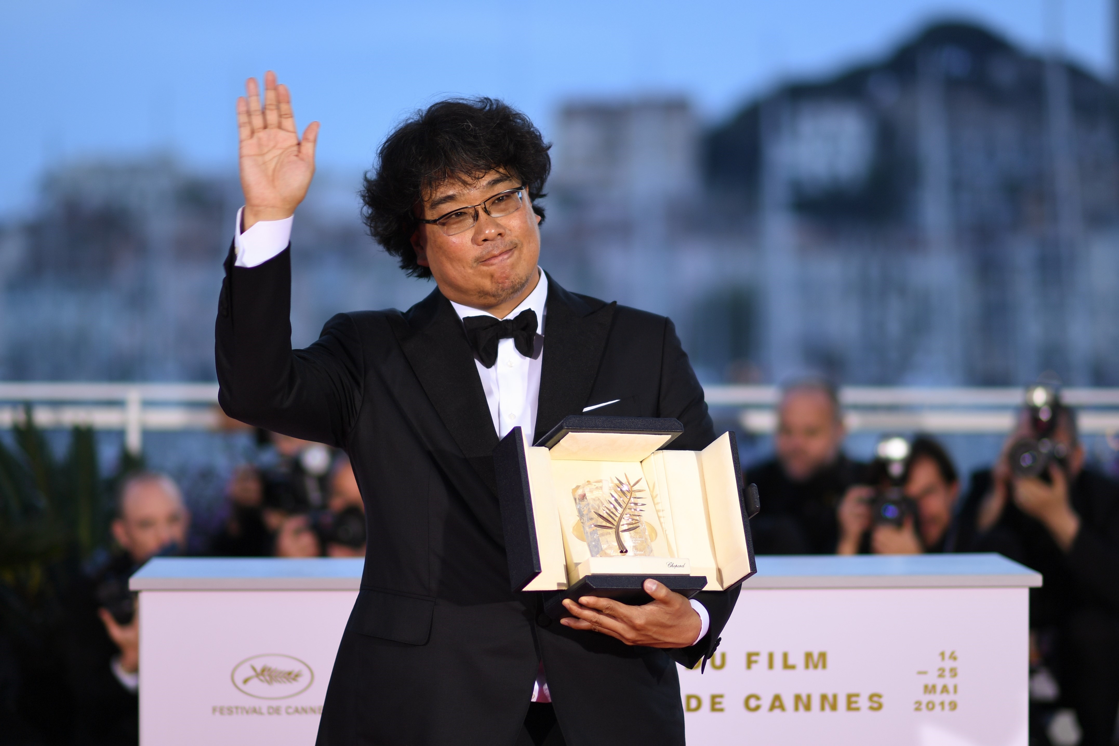 Đạo diễn Bong Joon-Ho nhận giải Cành cọ Vàng cho bộ phim “Parasite” tại Liên hoan phim quốc tế Cannes lần thứ 72 ở Cannes, Pháp ngày 25/5. (Nguồn: AFP/TTXVN)