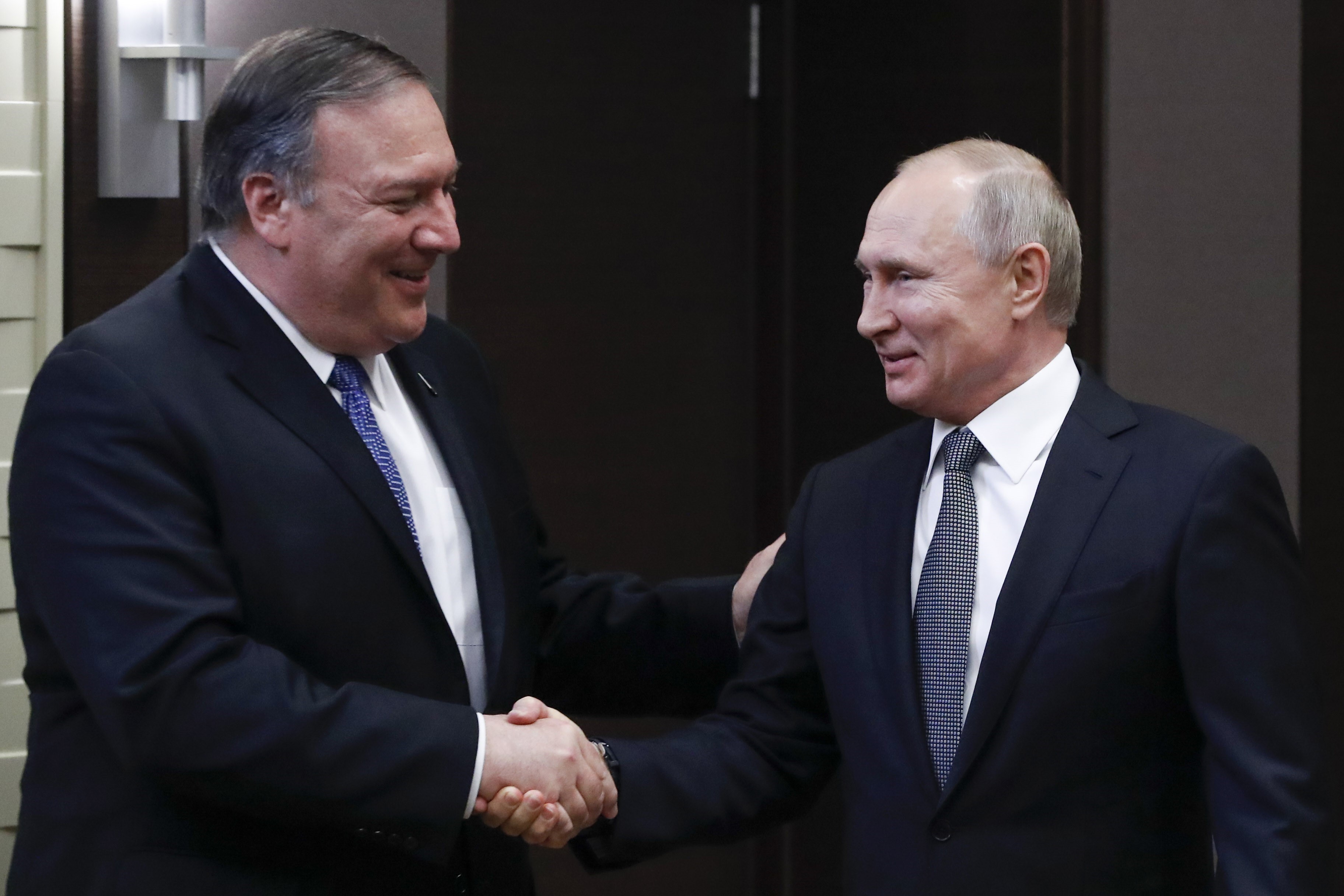 Tổng thống Nga Vladimir Putin (phải) và Ngoại trưởng Mỹ Mike Pompeo trong cuộc gặp tại Sochi, Nga, ngày 14/5/2019. (Nguồn: AFP/TTXVN)
