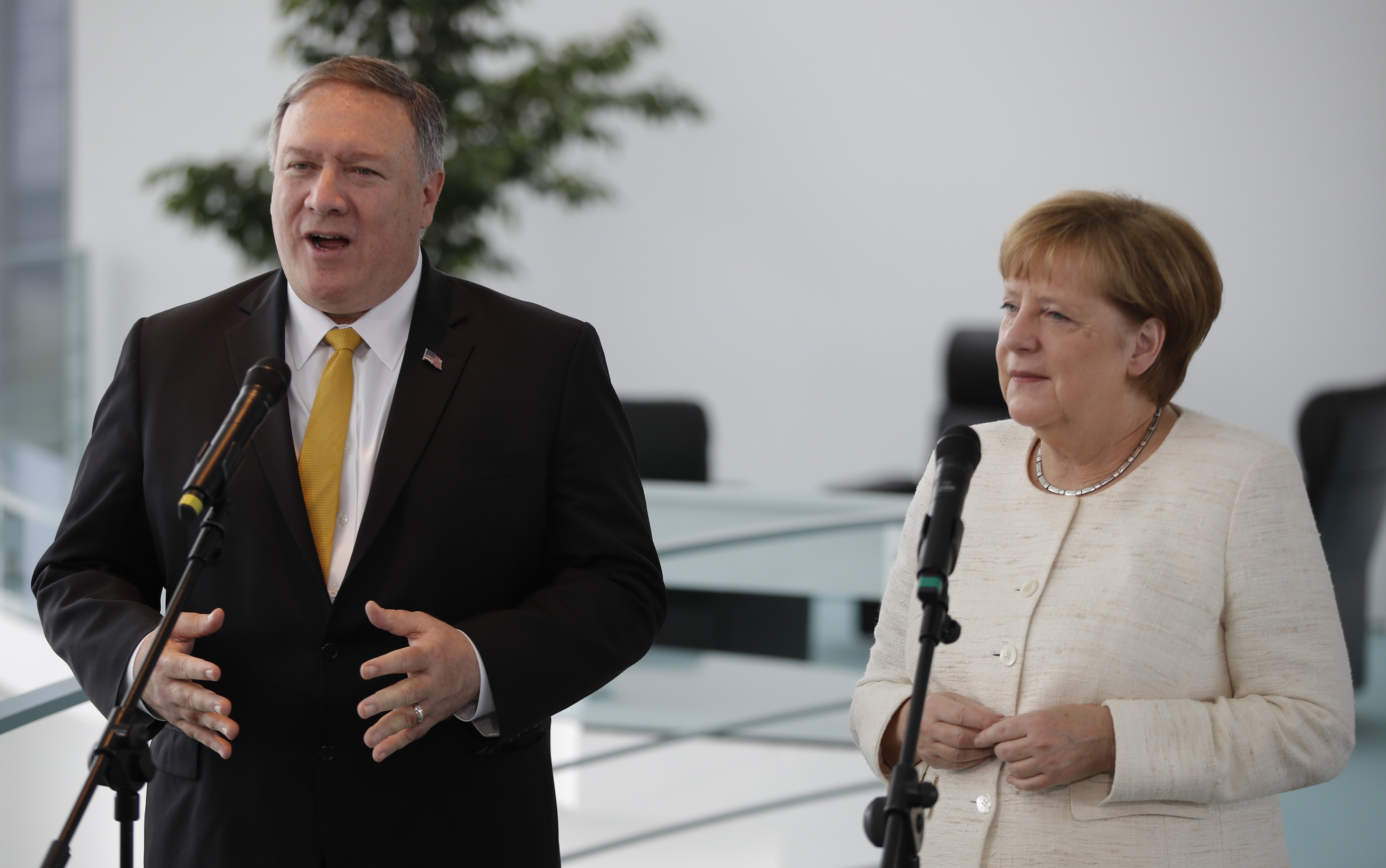 Thủ tướng Đức Angela Merkel (phải) và Ngoại trưởng Mỹ Mike Pompeo phát biểu với báo giới trong cuộc gặp tại Berlin ngày 31/5/2019. (Nguồn: AFP/TTXVN)