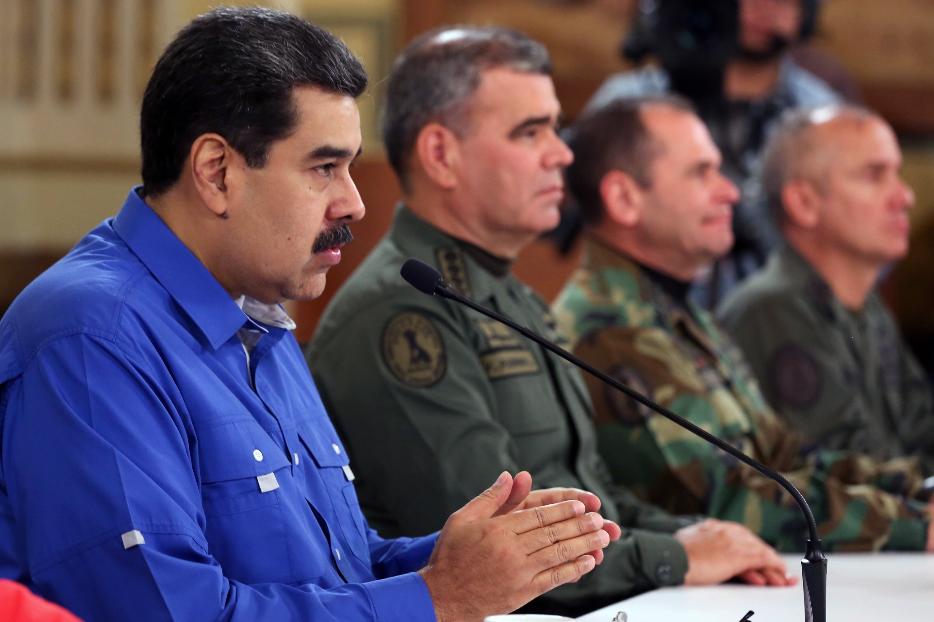 Tổng thống Venezuela Nicolas Maduro (trái) phát biểu tại thủ đô Caracas ngày 30/4/2019. (Nguồn: AFP/TTXVN).