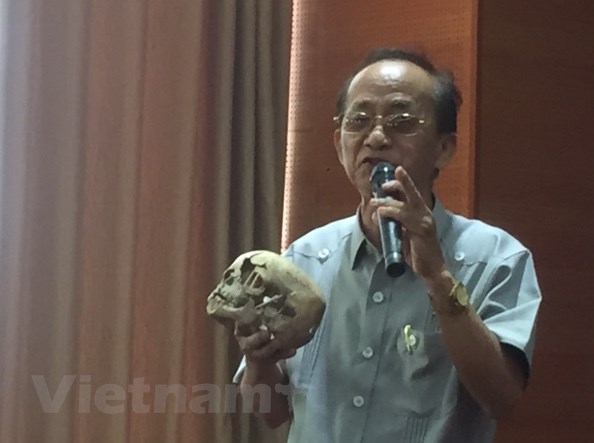 El profesor Nguyen Lan Cuong presenta uno de los objetos hallados. (Fuente: VNA)