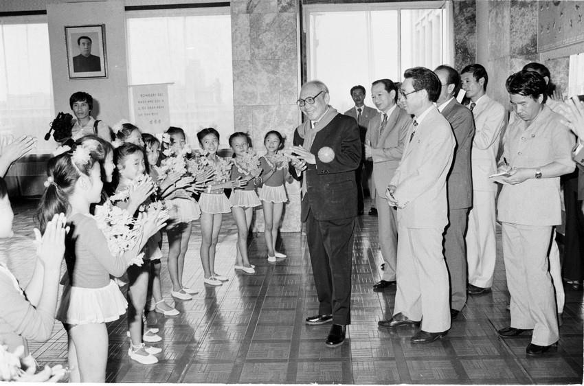 Président du Conseil d’Etat de Vo Chi Cong avec les enfants coréens lors  de sa visite en RPDC et cérémonie de remise de la Médaille d’Etoile  d’or au président Kim Il-sung en septembre 1988. Photo: Minh Dien - VNA
