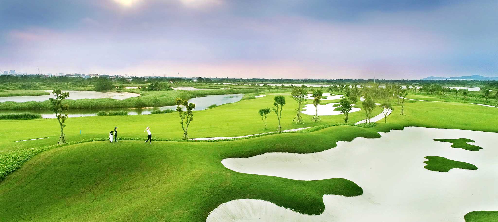 越南成为了拥有许多高质量高尔夫球场的目的地。 图自Vietnamplus