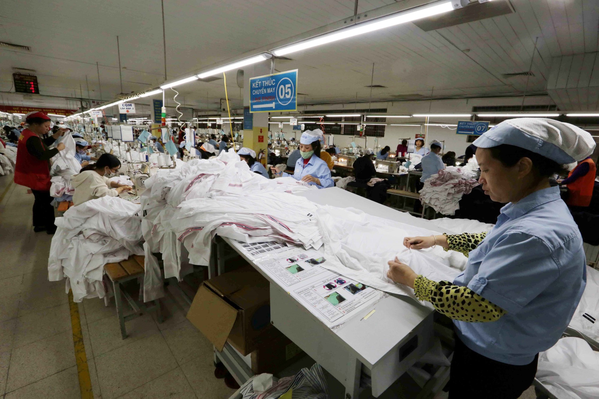Los trabajadores de la empresa textil Duc Giang confeccionan las mercancías para exportar a la Unión Europea (Foto: VNA)