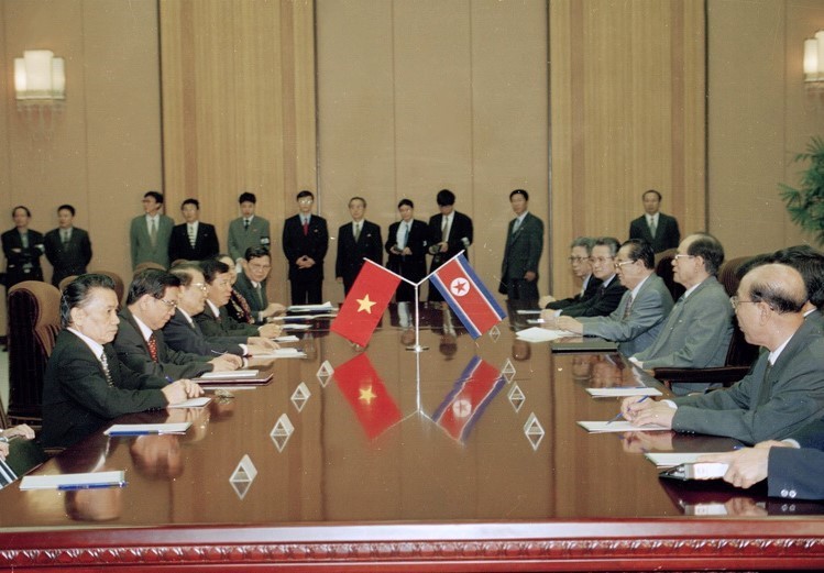Le Président Tran Duc Luong s’est entretenu avec Kim Yong-Nam, président  du Présidium de l’Assemblée populaire suprême le 3 mai 2002, dans le  cadre de sa visite officielle en RPDC. Photo: Trong Nghiep - VNA