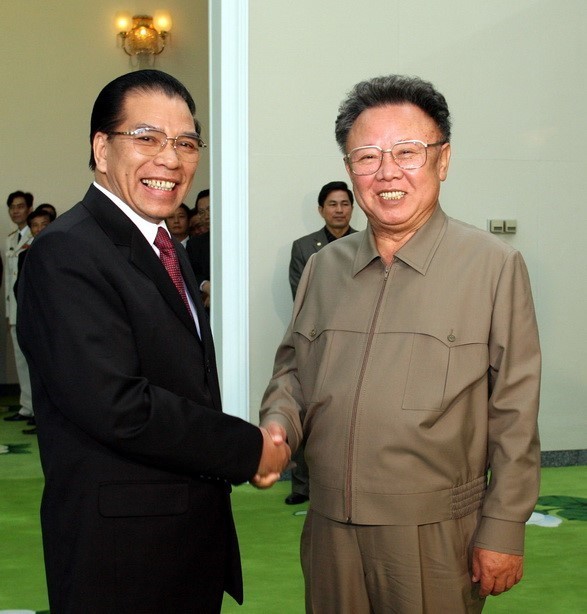 Secrétaire générale Nong Duc Manh et le secrétaire général du Comité central du Parti des travailleurs de Corée, Kim Jong Il. Photo: Dinh Xuan Tuan - VNA
