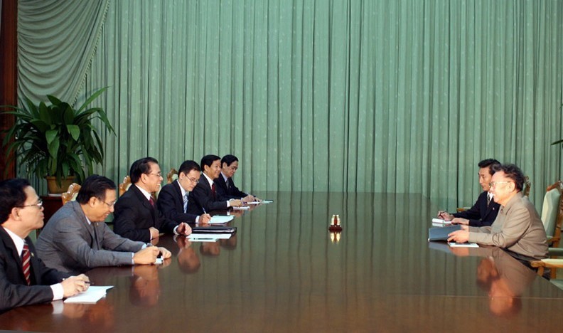 Entretien entre le secrétaire général du Parti Nong Duc Manh et le secrétaire général du Comité central du Parti des travailleurs de Corée, Kim Jong Il, à Pyongyang en 2007.  Photo: Dinh Xuan Tuan . -VNA