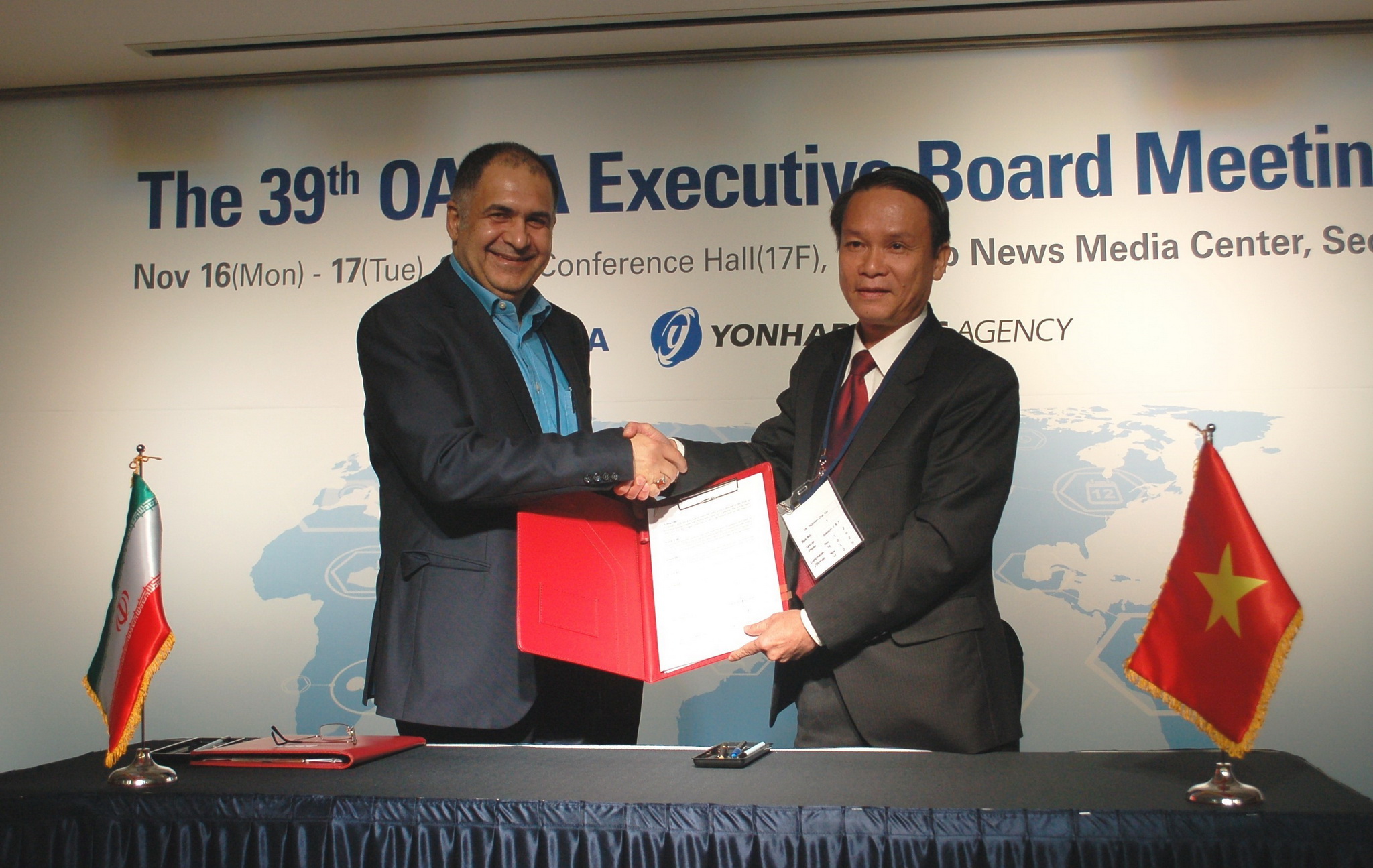 In the framework of his attendance at the 39th OANA Executive Board Meeting from Naovember 16-17, 2015 in Seoul, the Republic of Korea, VNA General Director Nguyen Duc Loi (right) and IRNA Executive Director Mohammad Khodadi signed an agreement on bilateral information exchange, under which the two sides will exchange visits, join hands in training journalist skills and provide equipment. Photo: VNA.