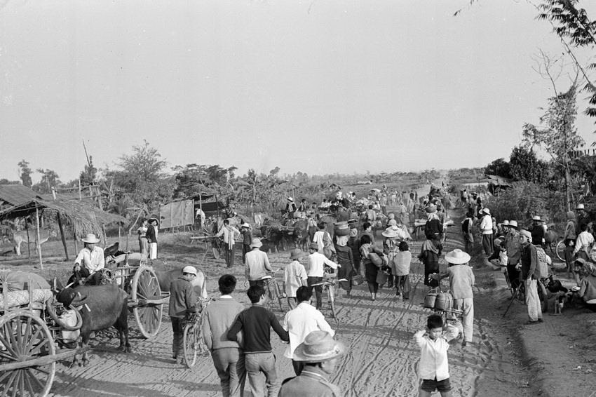 Cambodian people flee to Vietnam on national road 22 in the southwestern province of Tay Ninh because they cannot live under the Pol Pot – Ieng Sary genocidal regime (Photo: VNA)