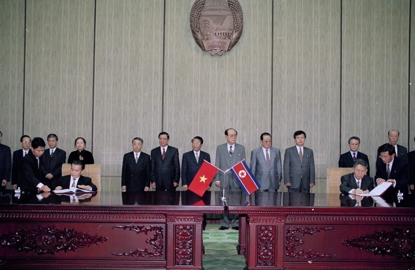 President Tran Duc Luong and President of the Presidium of the Supreme People’s Assembly of the DPRK Kim Yong-nam witness the signing ceremony of a cooperation agreement between the two countries on May 3, 2002 in Pyongyang, within the official visit to the DPRK by the Vietnamese leader from May 2-5. Photo: Trong Nghiep-VNA