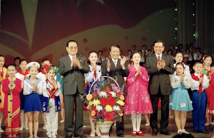 President Tran Duc Luong visits the Children’s Palace in Pyongyang and presents flowers to local kids who staged performances to welcome him on May 3, 2002, as part ofhis official visit to the DPRK from May 2-5. Photo: Trong Nghiep-VNA