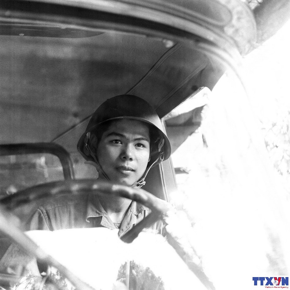 “Chiến sỹ lái xe Lê Văn Bạch, giáo viên xung phong vào chiến trường, vượt cung đường 20 Quyết Thắng.” (Ảnh: Hứa Kiểm/TTXVN)
