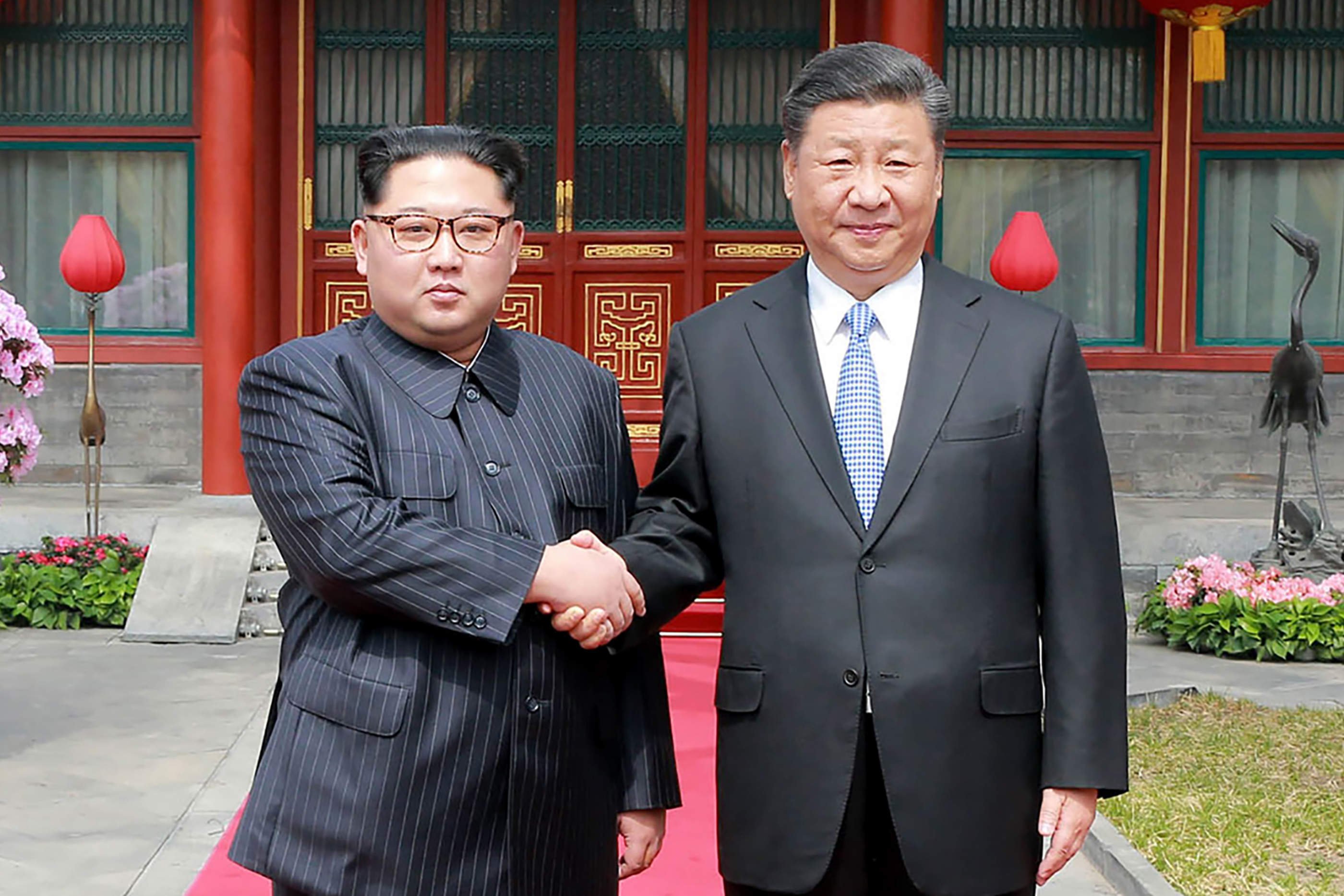 Chủ tịch Trung Quốc Tập Cận Bình đón tiếp Chủ tịch Triều Tiên Kim Jong-un, trong chuyến thăm Trung Quốc năm 2018. (Nguồn: Getty Images)