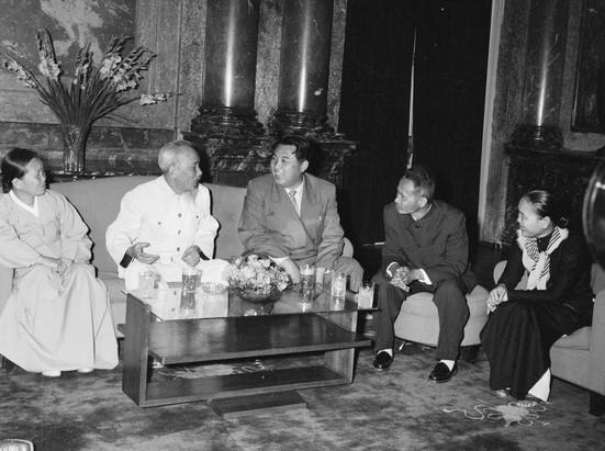 President Ho Chi Minh receives Prime Minister Kim Il-sung, who is leading a DPRK delegation to make a friendship visit to the Southeast Asian country from November 27 to December 3, 1958 (Photo: VNA).