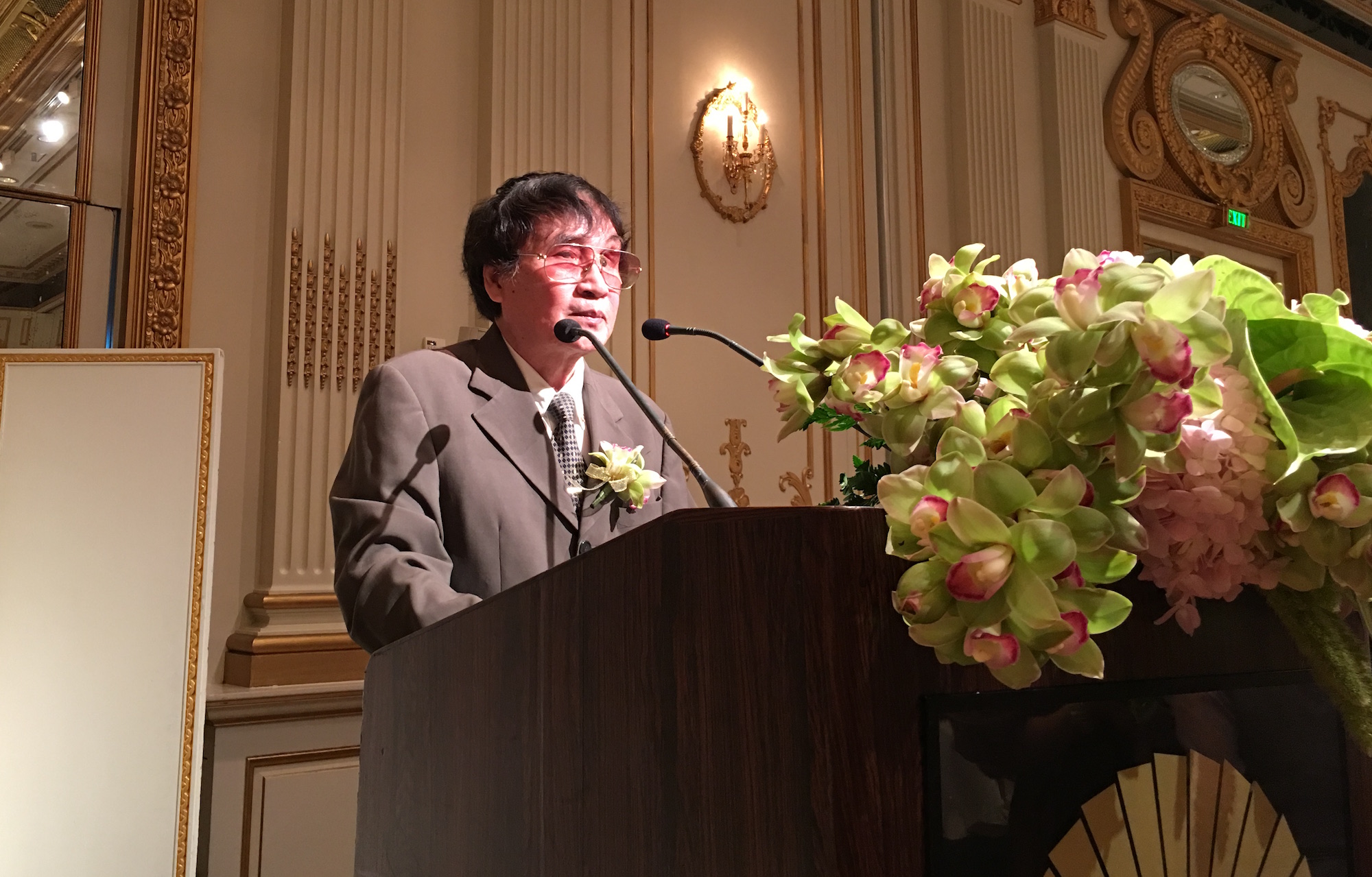 Nhà văn Trần Mai Hạnh phát biểu tại Lễ trao Giải thưởng Văn học ASEAN 2015 tại Thủ đô Bangkok, Thái Lan (tháng 12/2015). (Ảnh: Nhân vật cung cấp)