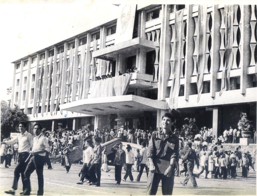 Nhà báo Trần Mai Hạnh tại Dinh Độc Lập sáng 7/5/1975, sau Lễ mít tinh ra mắt Ủy ban Quân quản Thành phố Sài Gòn-Gia Định. (Ảnh: Nhân vật cung cấp)