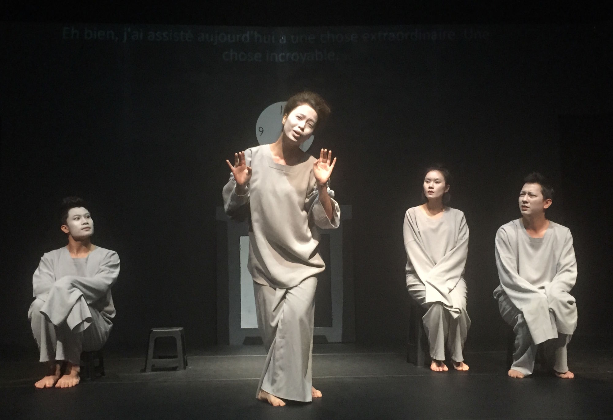 Les dialogues dans la pièce « La Cantatrice chauve » se détraquent. Photo : Vietnam+