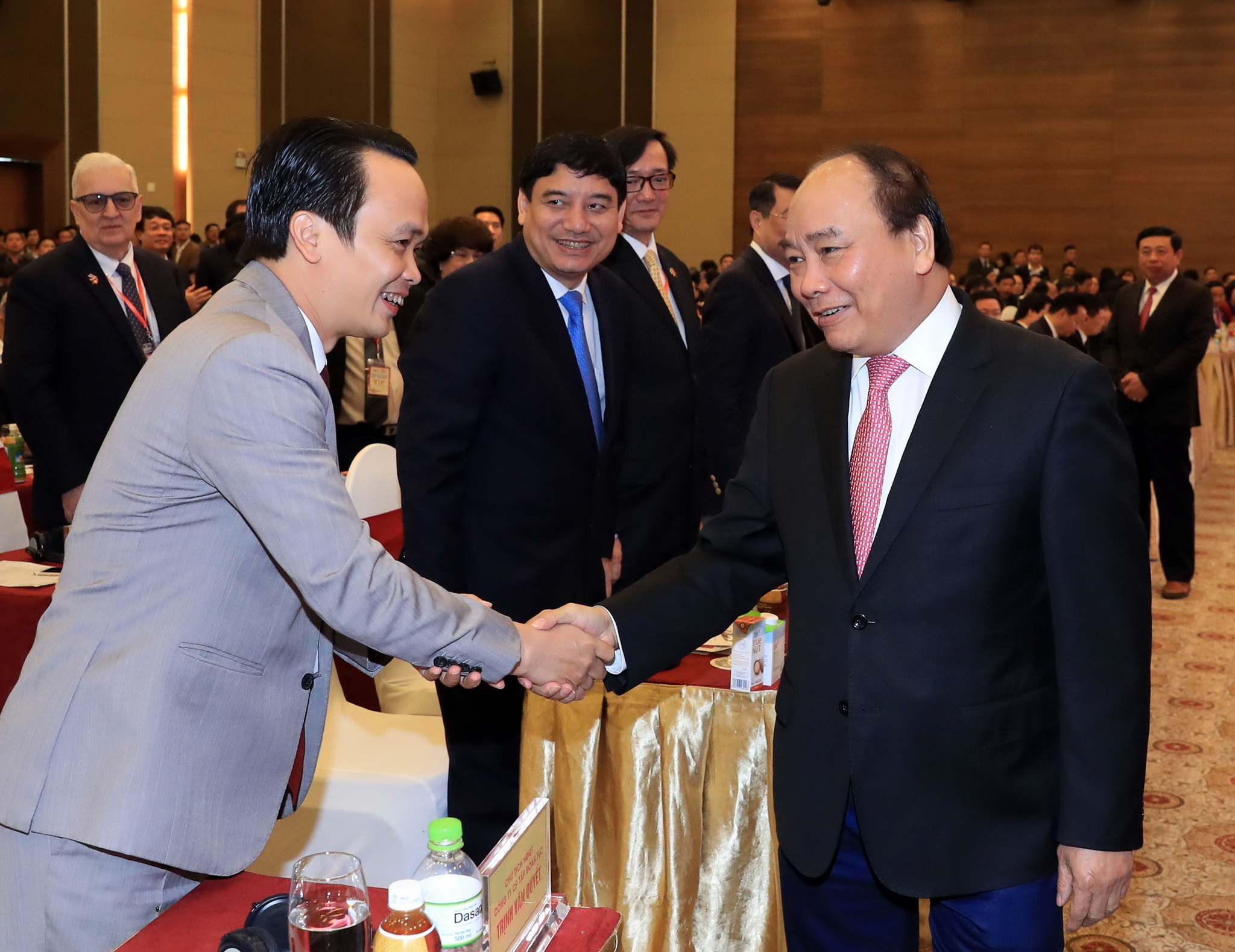 Prime Minister Nguyen Xuan Phuc (R) shakes hands with a delegate to the get-together (Source: VietnamPlus)