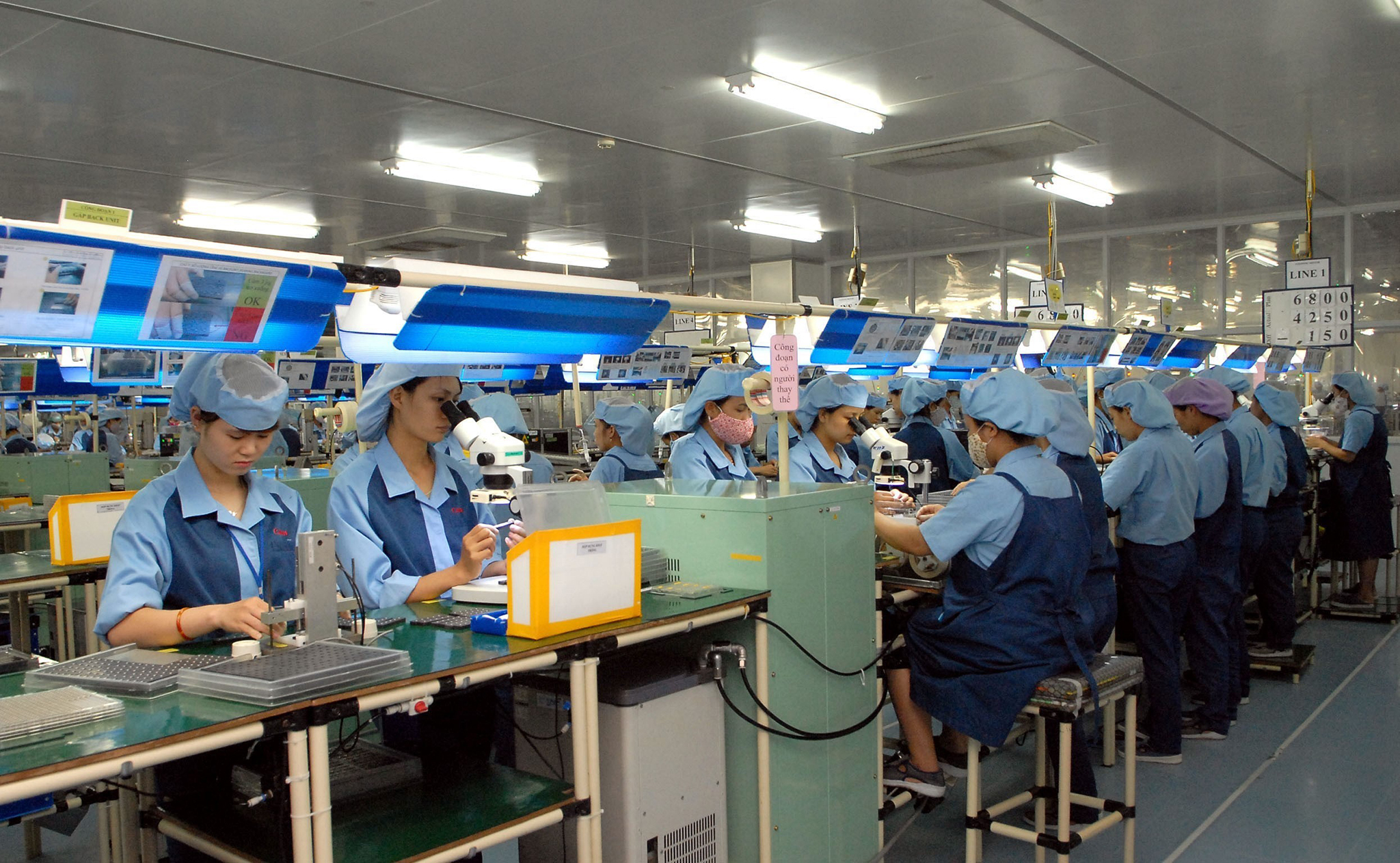 Production of spare parts in Canon Vietnam (Photo: VietnamPlus)