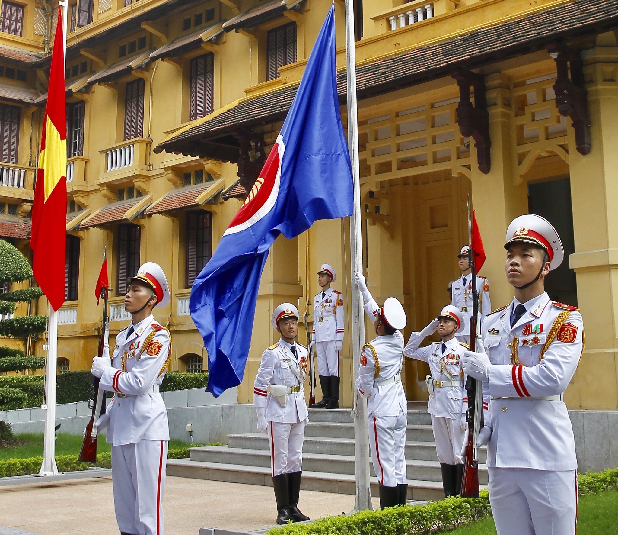 Nghi thức thượng cờ ASEAN tại Trụ sở Bộ Ngoại giao nhân kỷ niệm 51 năm thành lập ASEAN (8/8/1967-8/8/2018). (Ảnh: Lâm Khánh/TTXVN)
