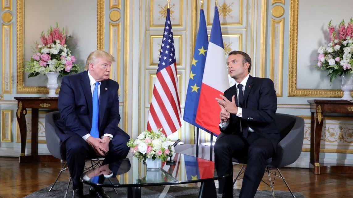 Tổng thống Mỹ Donald Trump hội kiến 30 phuát với Tổng thống nước chủ nhà Emmanuel Macron ở Normandie, Pháp. (Nguồn: Maxppp)