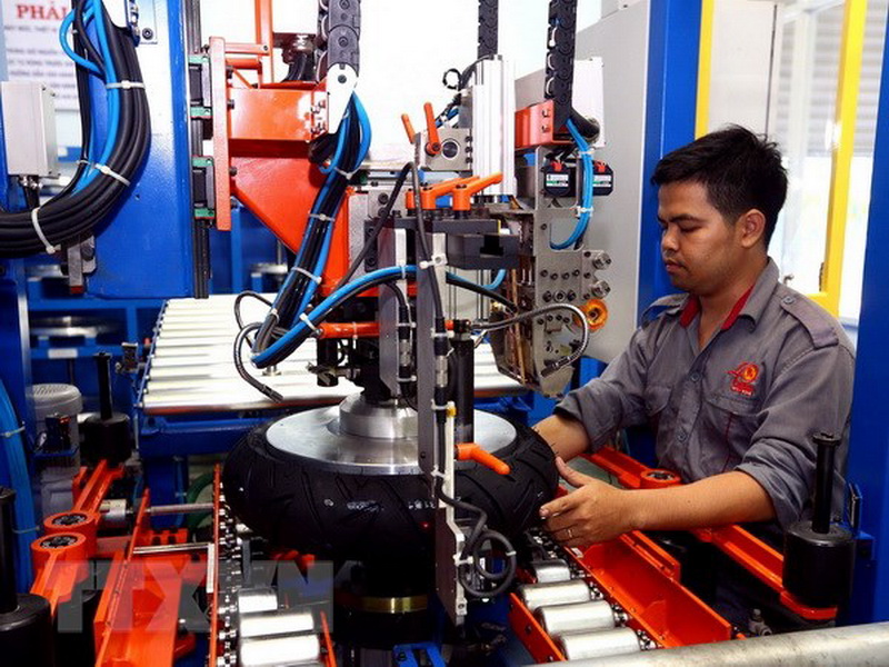 Dây chuyền sản xuất lốp tại Xí nghiệp Casumina Hóc Môn. (Ảnh: Danh Lam/TTXVN)