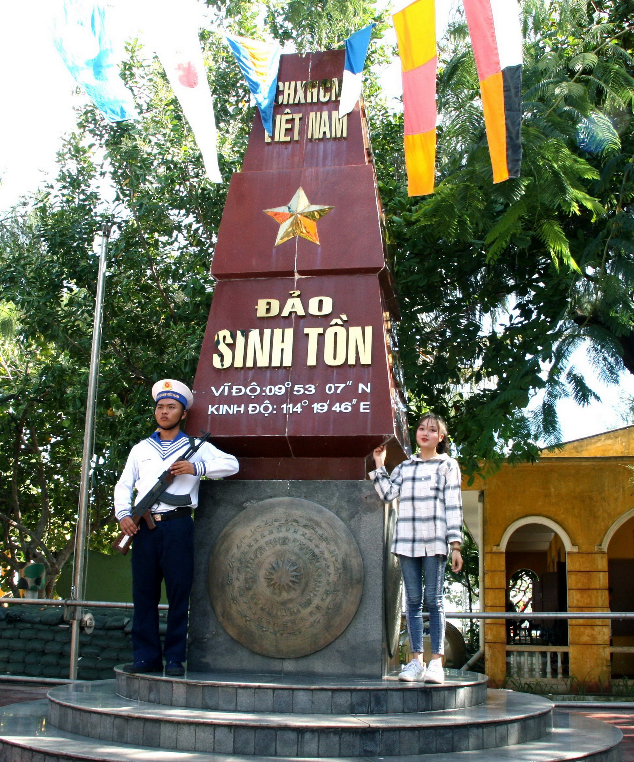 Cột mốc chủ quyền Việt Nam tại đảo Sinh Tồn. (Ảnh: Trần Quang Vinh/TTXVN)