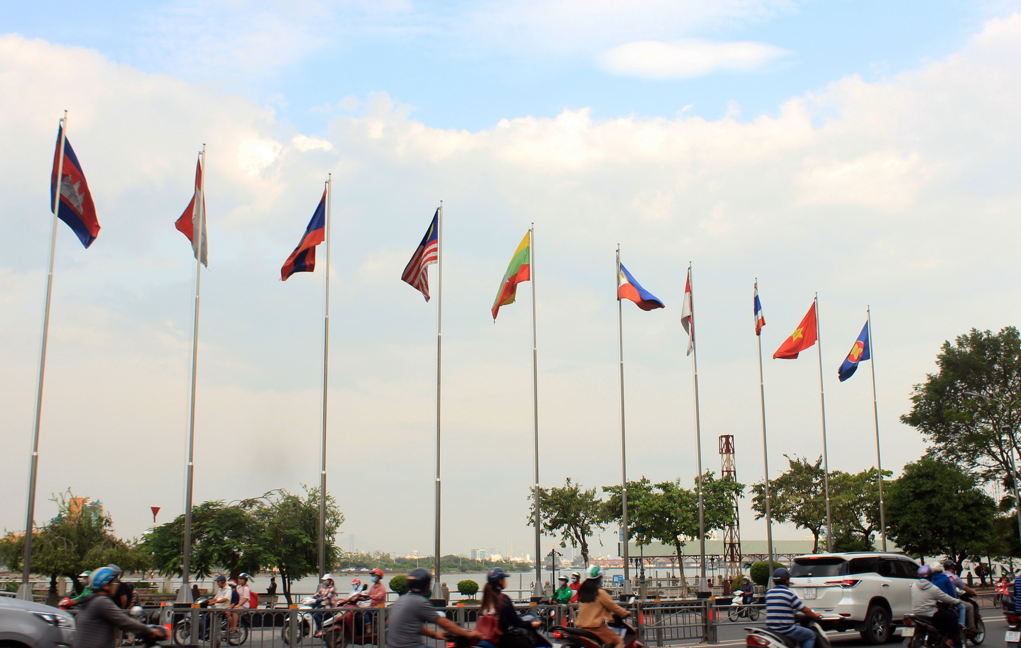 Cờ các quốc gia thành viên ASEAN luôn tung bay tại trung tâm Thành phố Hồ Chí Minh. (Ảnh: Xuân Khu/TTXVN)