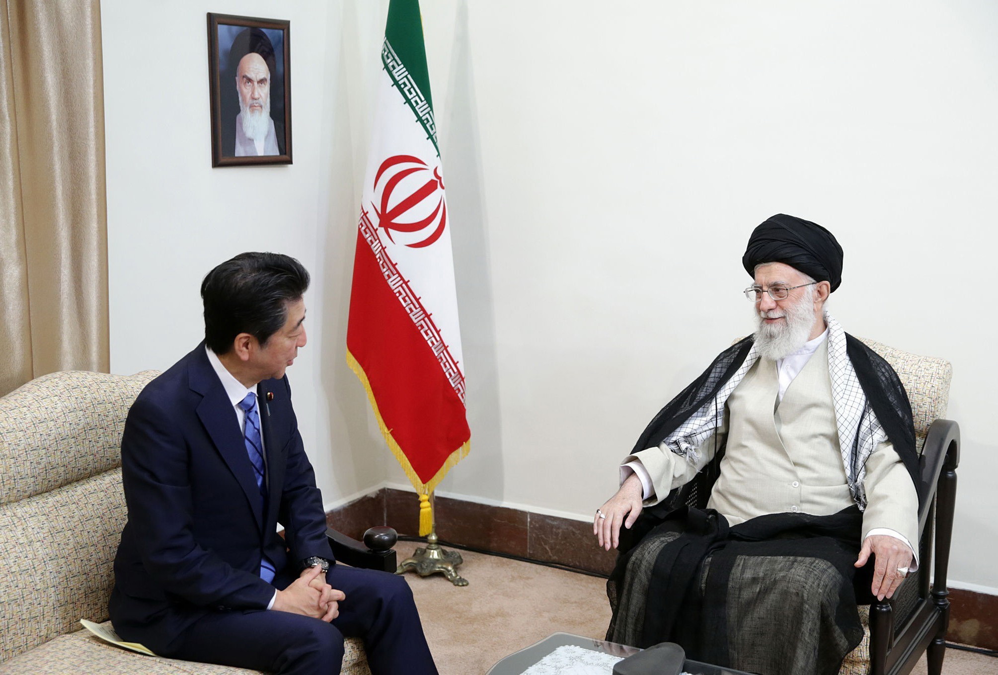 Đại giáo chủ Iran Ali Khamenei (phải) trong cuộc gặp Thủ tướng Nhật Bản Shinzo Abe ở Tehran ngày 13/6/2019. (Ảnh: AFP/TTXVN)