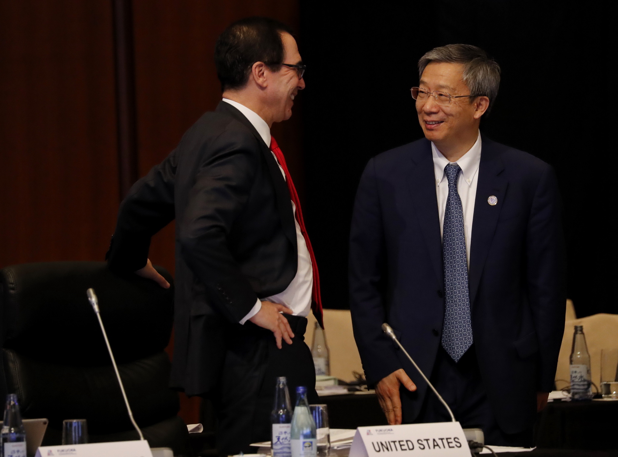Bộ trưởng Tài chính Mỹ Steven Mnuchin (trái) và Thống đốc Ngân hàng Trung ương Trung Quốc Dịch Cương trong cuộc gặp bên lề Hội nghị bộ trưởng Tài chính và Thống đốc ngân hàng trung ương G20 ở Fukuoka, Nhật Bản, ngày 8/6/2019. (Ảnh: AFP/TTXVN)