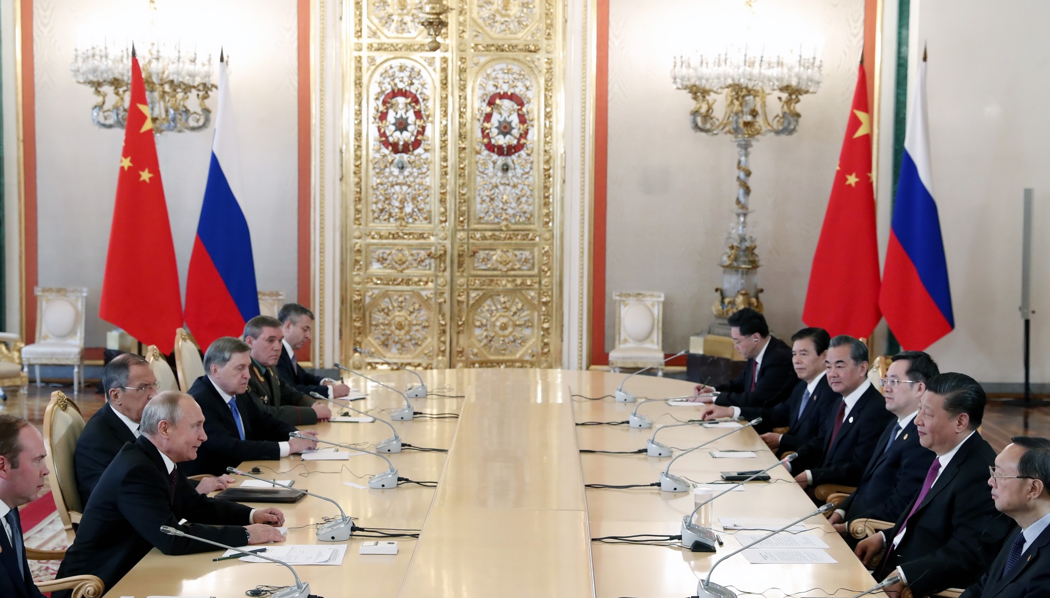 Tổng thống Nga Vladimir Putin (thứ 2 trái) và Chủ tịch Trung Quốc Tập Cận Bình (thứ 2 phải) tại cuộc gặp ở Moskva ngày 5/6. (Ảnh: AFP/TTXVN)