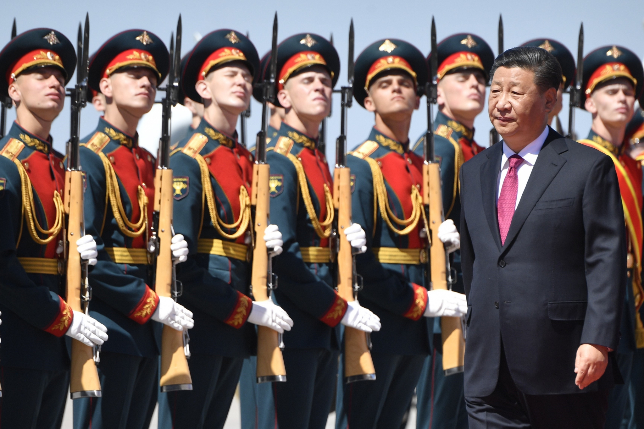 Chủ tịch Trung Quốc Tập Cận Bình duyệt đội danh dự tại lễ đón ở Moskva, Nga, ngày 5/6. (Ảnh: AFP/TTXVN)