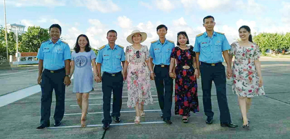 Các chị Minh, Dung, Nga, Chi cùng chồng tại đảo Trường Sa Lớn. (Ảnh: TTXVN)