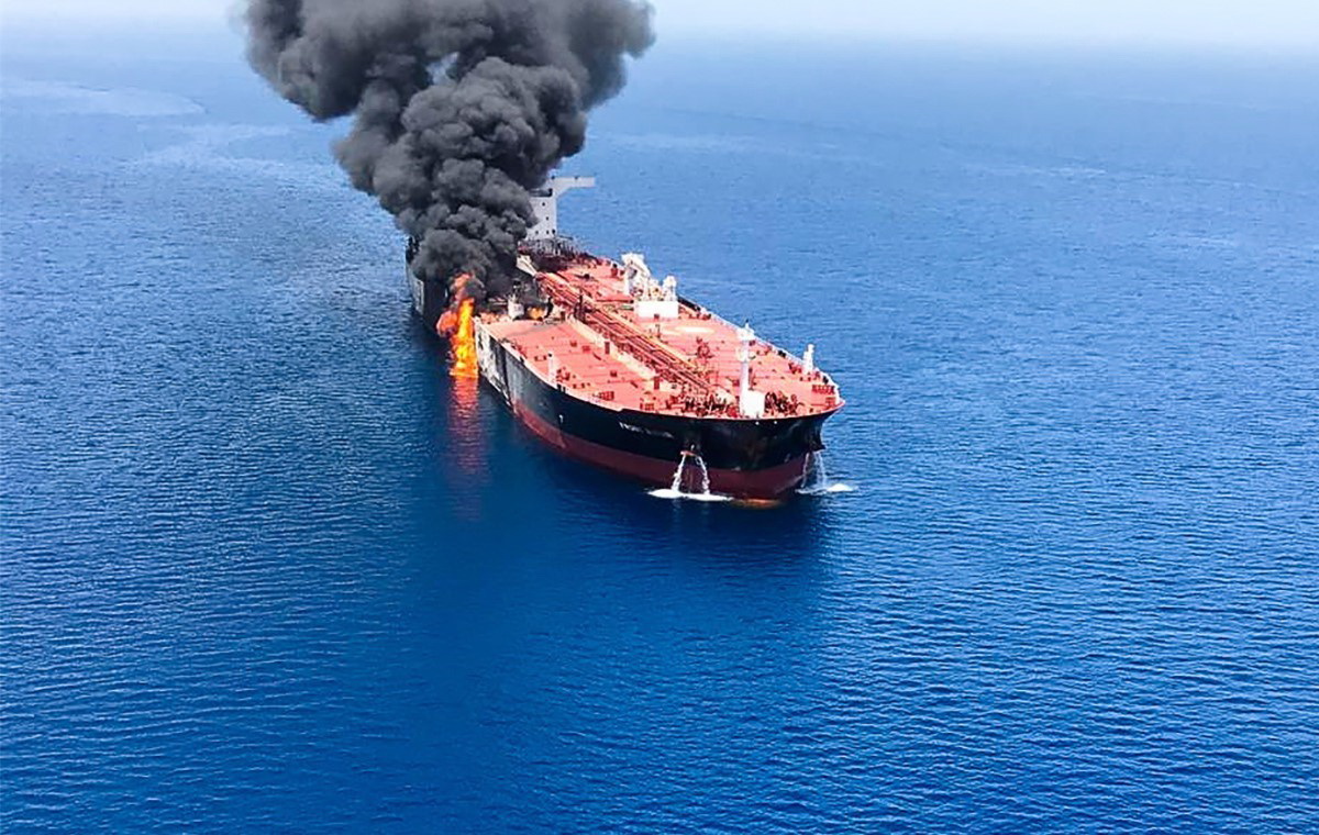 Khói lửa bốc ngùn ngụt từ một tàu chở dầu được cho là bị tấn công trên Vịnh Oman, ngày 13/6/2019. (Ảnh: AFP/TTXVN)