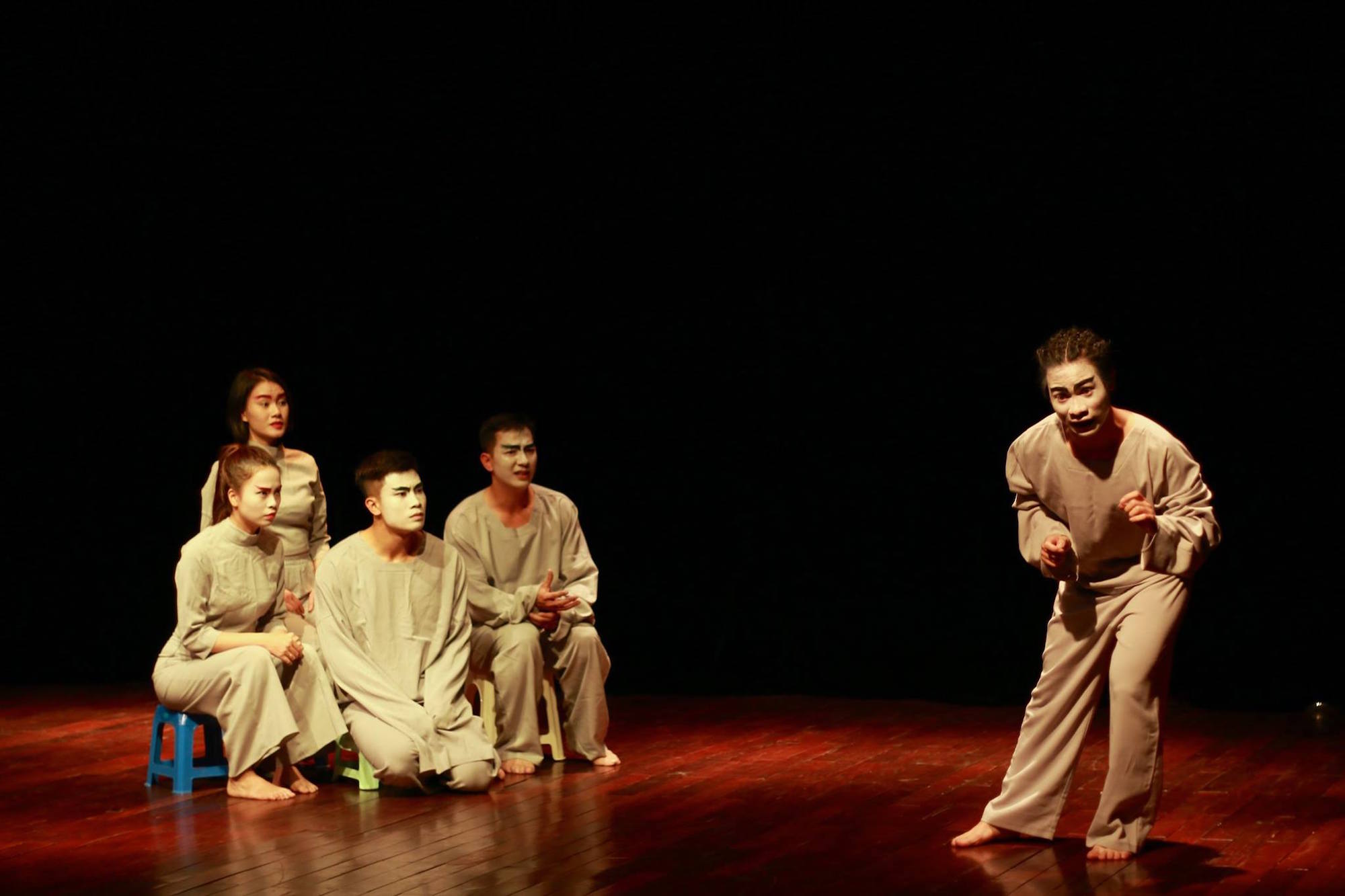 Director Tran Luc uses expressive symbolism in staging ‘The Bald Soprano’(Photo: Phuong Mai/Vietnam+)      