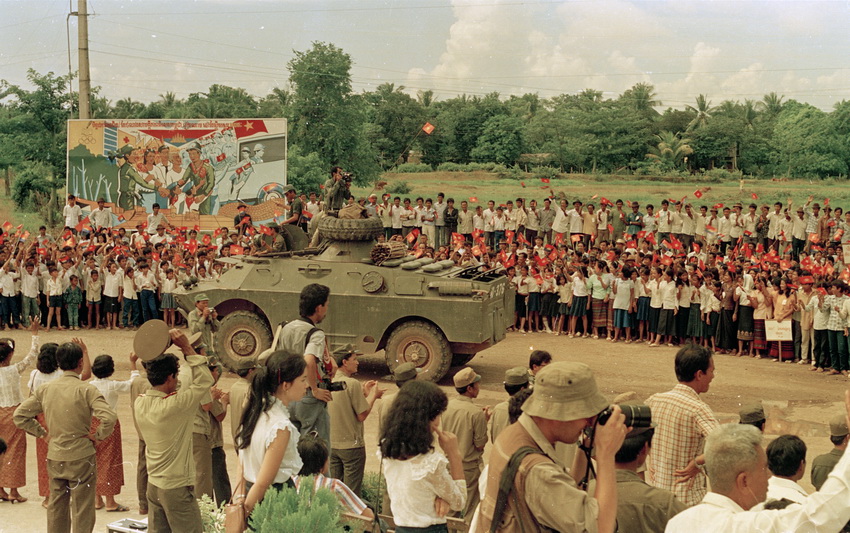                      Cambodian people welcome Vietnamese volunteer soldiers (Photo VNA)