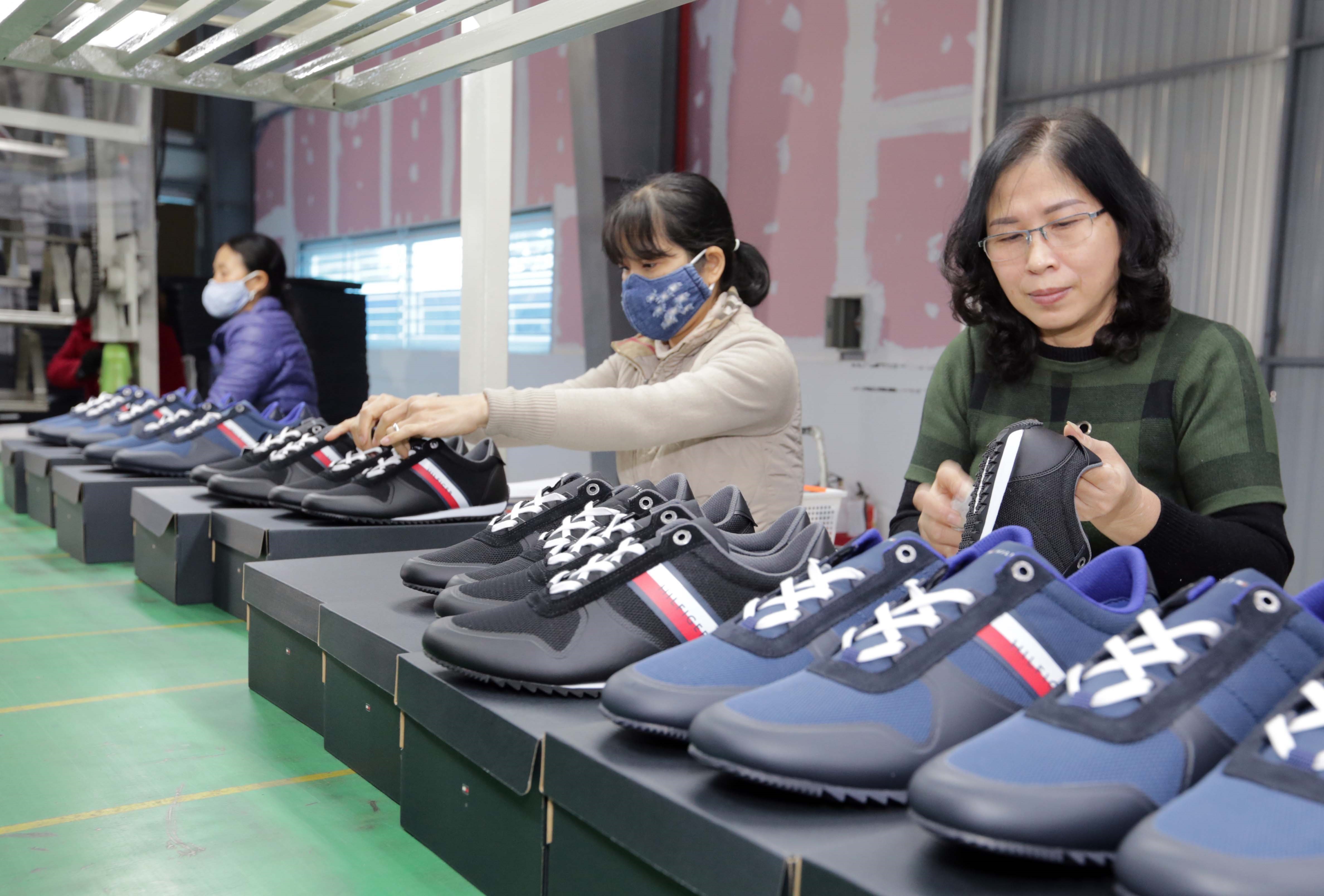 Sản xuất giầy xuất khẩu sang thị trường châu Âu tại nhà máy của Công ty Cổ phần giầy Hải Dương. (Ảnh: Trần Việt/TTXVN)