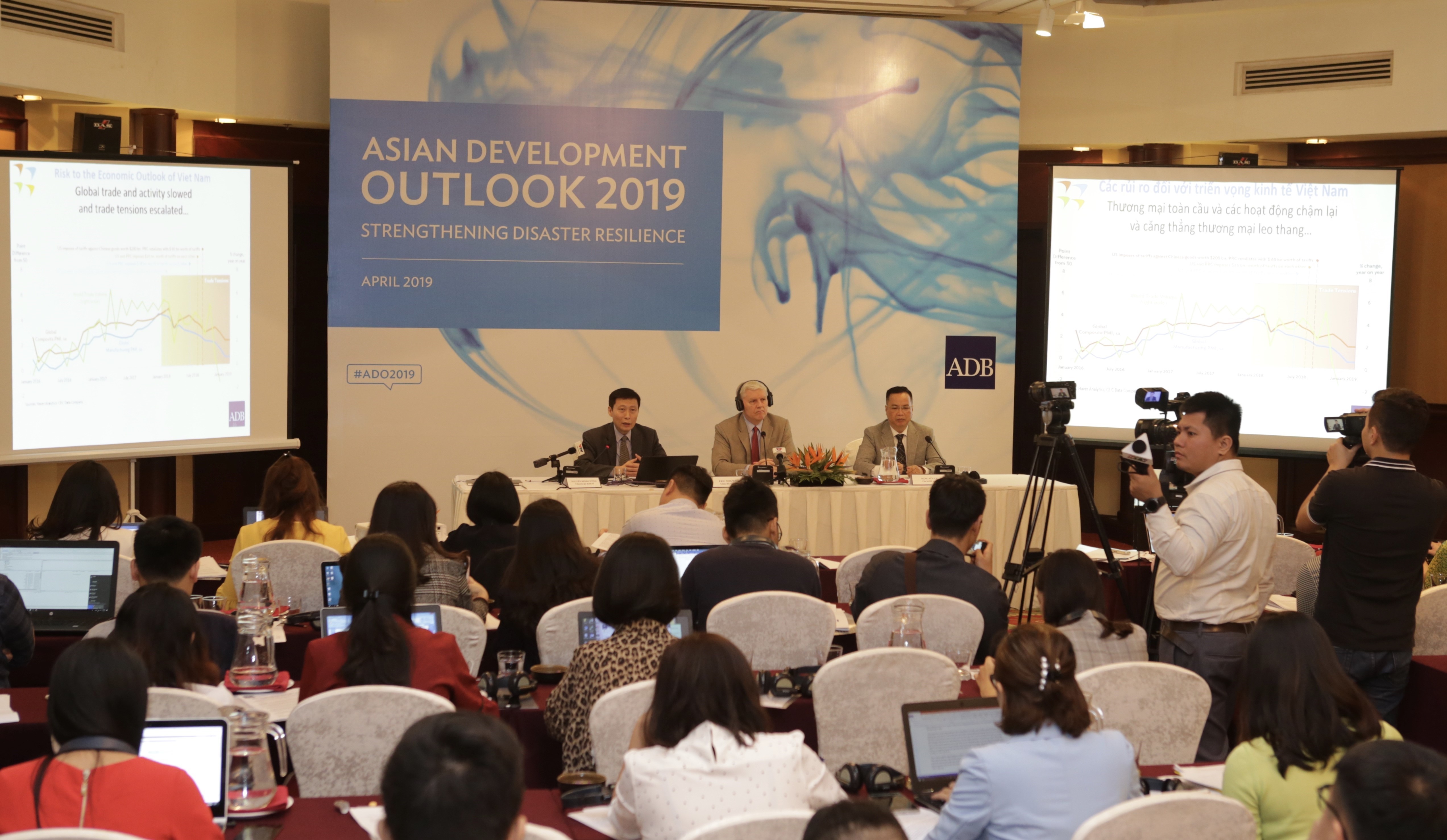 La conférence de presse consacrée à la publication du rapport Asian development outlook 2019 de la Banque asiatique de développement. Photo: VNA