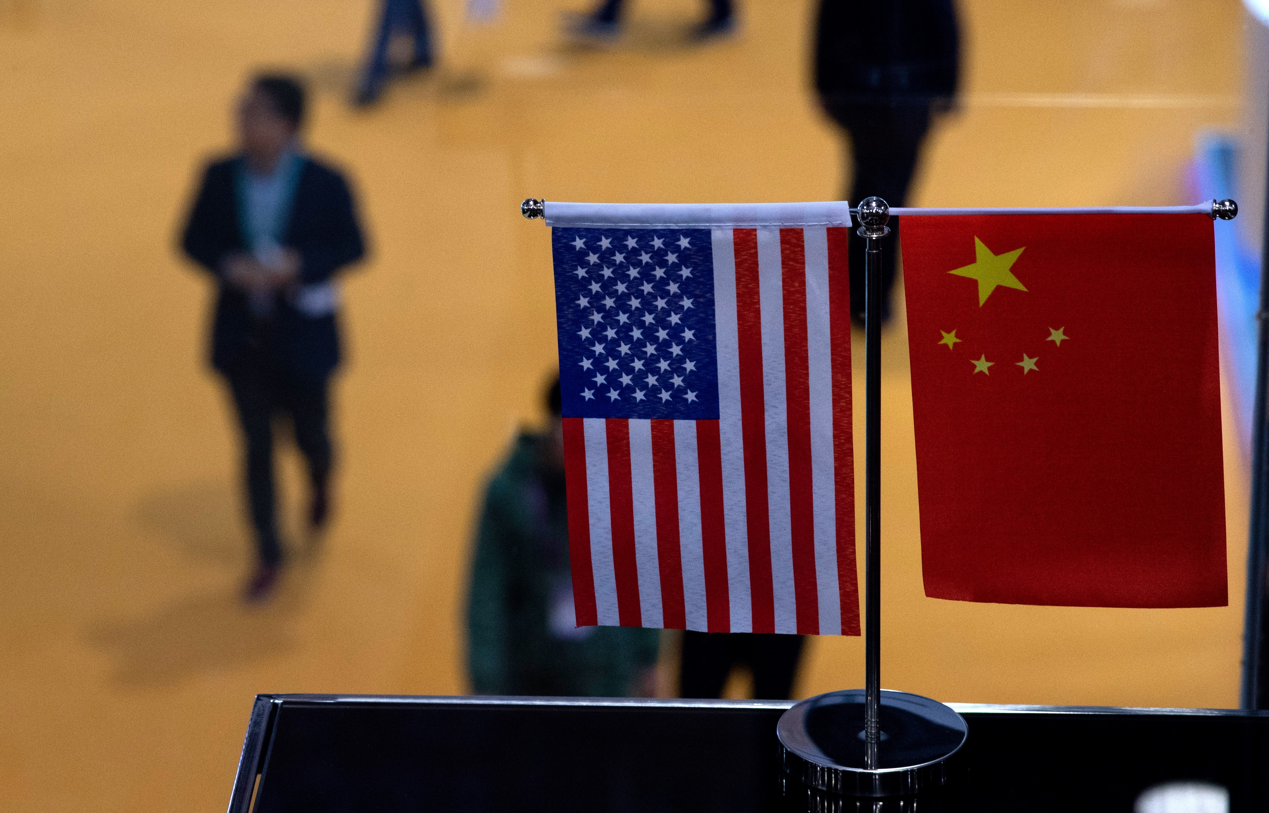 Ảnh tư liệu: Quốc kỳ Mỹ (trái) và quốc kỳ Trung Quốc tại một sự kiện ở Thượng Hải (Trung Quốc) tháng 11/2018. (Nguồn: AFP/TTXVN)