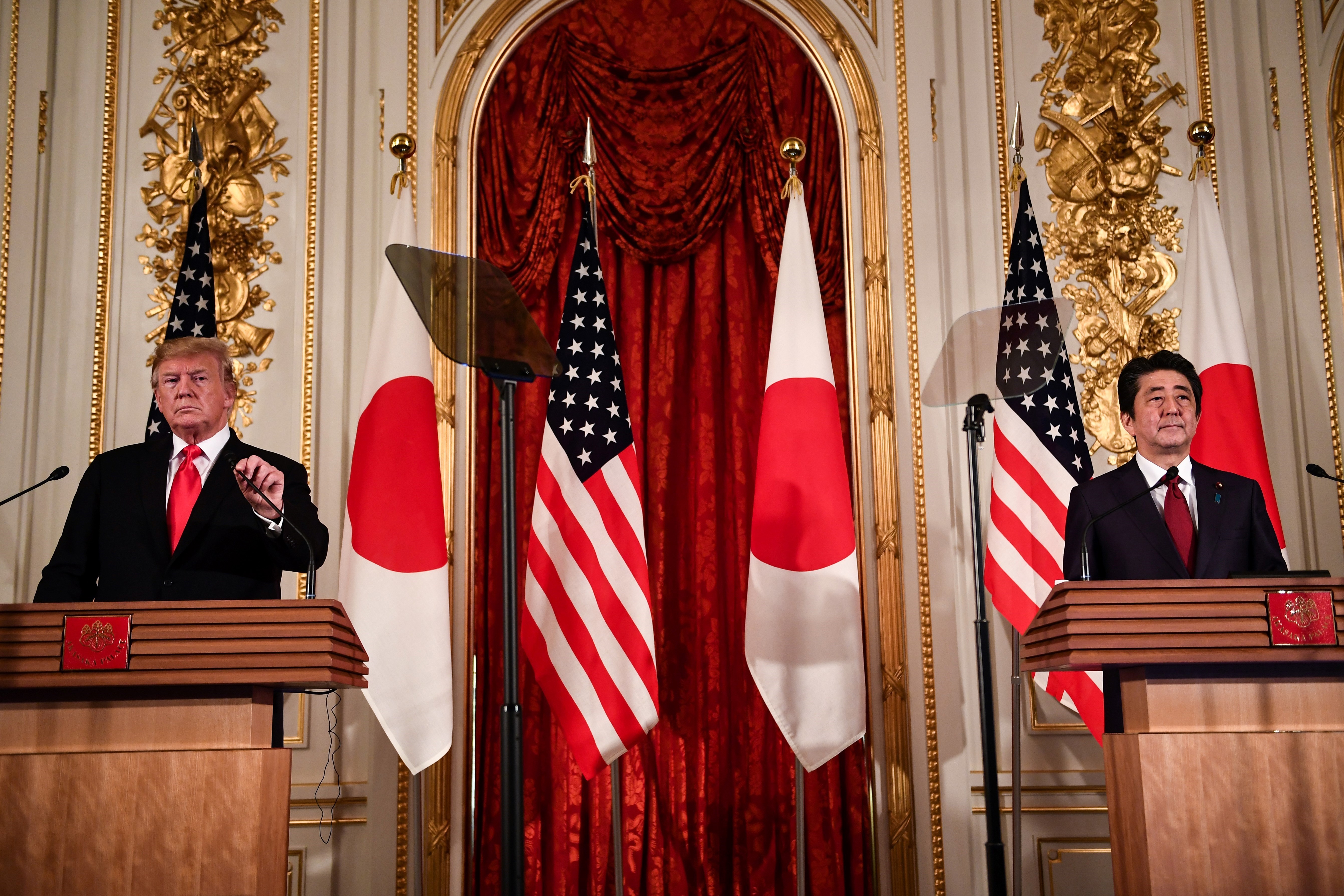 Thủ tướng Nhật Bản Shinzo Abe (phải) và Tổng thống Mỹ Donald Trump trong cuộc họp báo sau hội đàm tại Tokyo ngày 27/5/2019. (Nguồn: AFP/TTXVN)