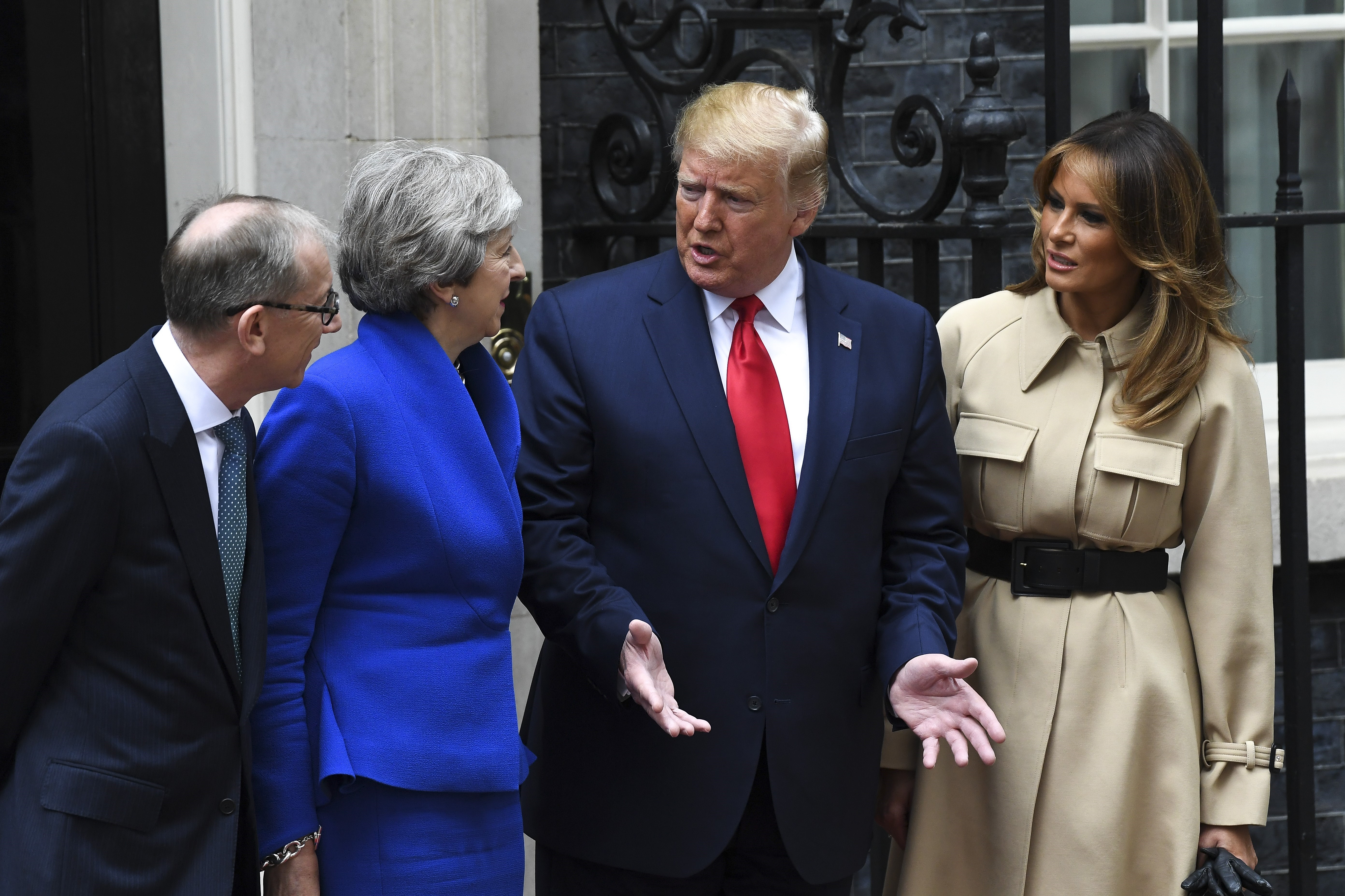 Tổng thống Mỹ Donald Trump (thứ 2, phải) và Thủ tướng Anh Theresa May (thứ 2, trái) trong cuộc gặp tại London ngày 4/6/2019. (Nguồn: THX/TTXVN)