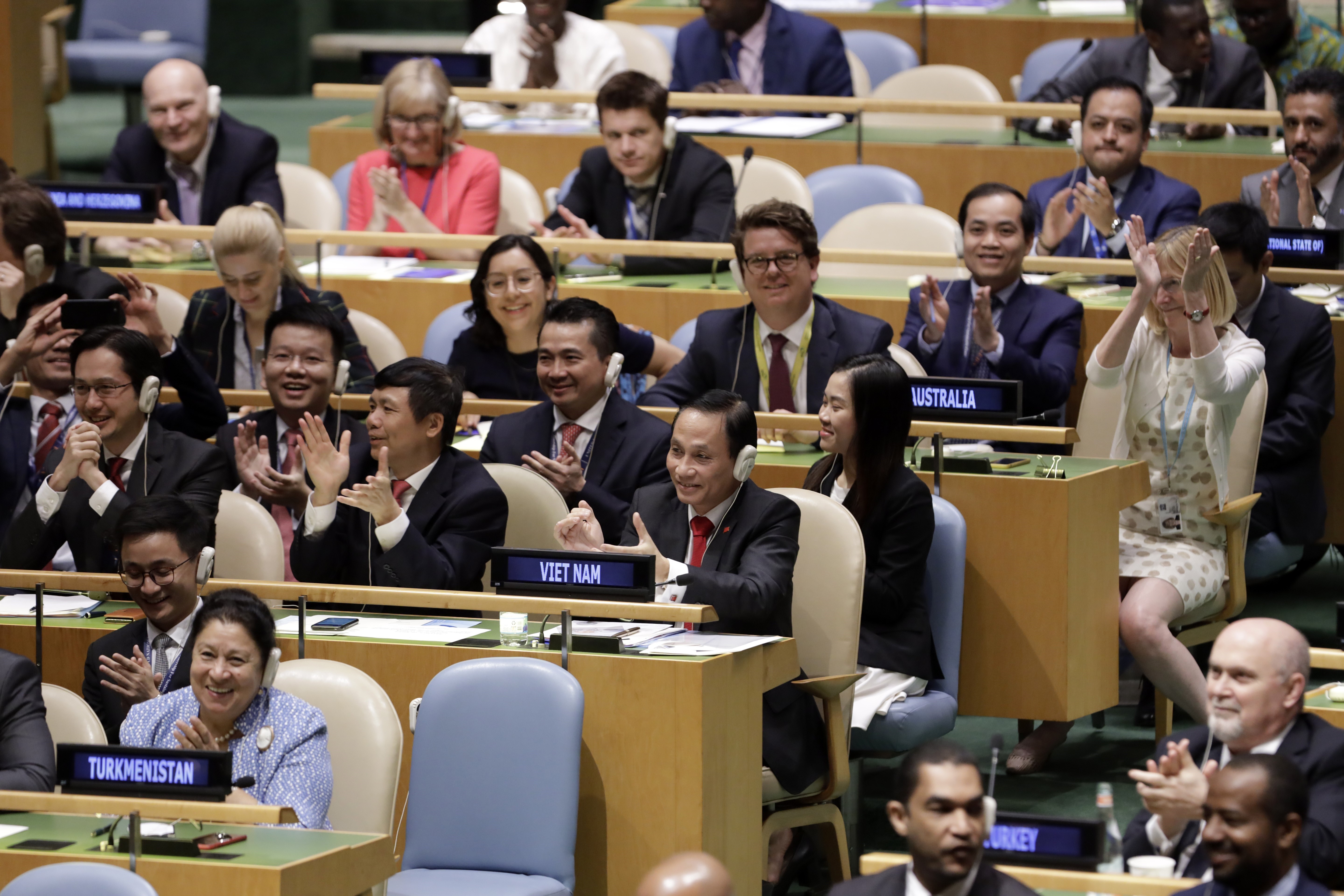 Đoàn Việt Nam do Thứ trưởng Bộ Ngoại giao Lê Hoài Trung (phải, hàng thứ 2, bên trái) dẫn đầu vui mừng sau khi kết quả bỏ phiếu cho thấy Việt Nam được bầu chọn là ủy viên không thường trực Hội đồng Bảo Liên hợp quốc nhiệm kỳ 2020-2021, tại New York, Mỹ ngày 7/6/2019. (Nguồn: THX/TTXVN)