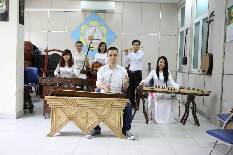 Vũ Lê Minh và các sinh viên Khoa Âm nhạc Truyền thống, Học viện Âm nhạc Quốc gia Việt Nam. Ảnh do nhân vật cung cấp.