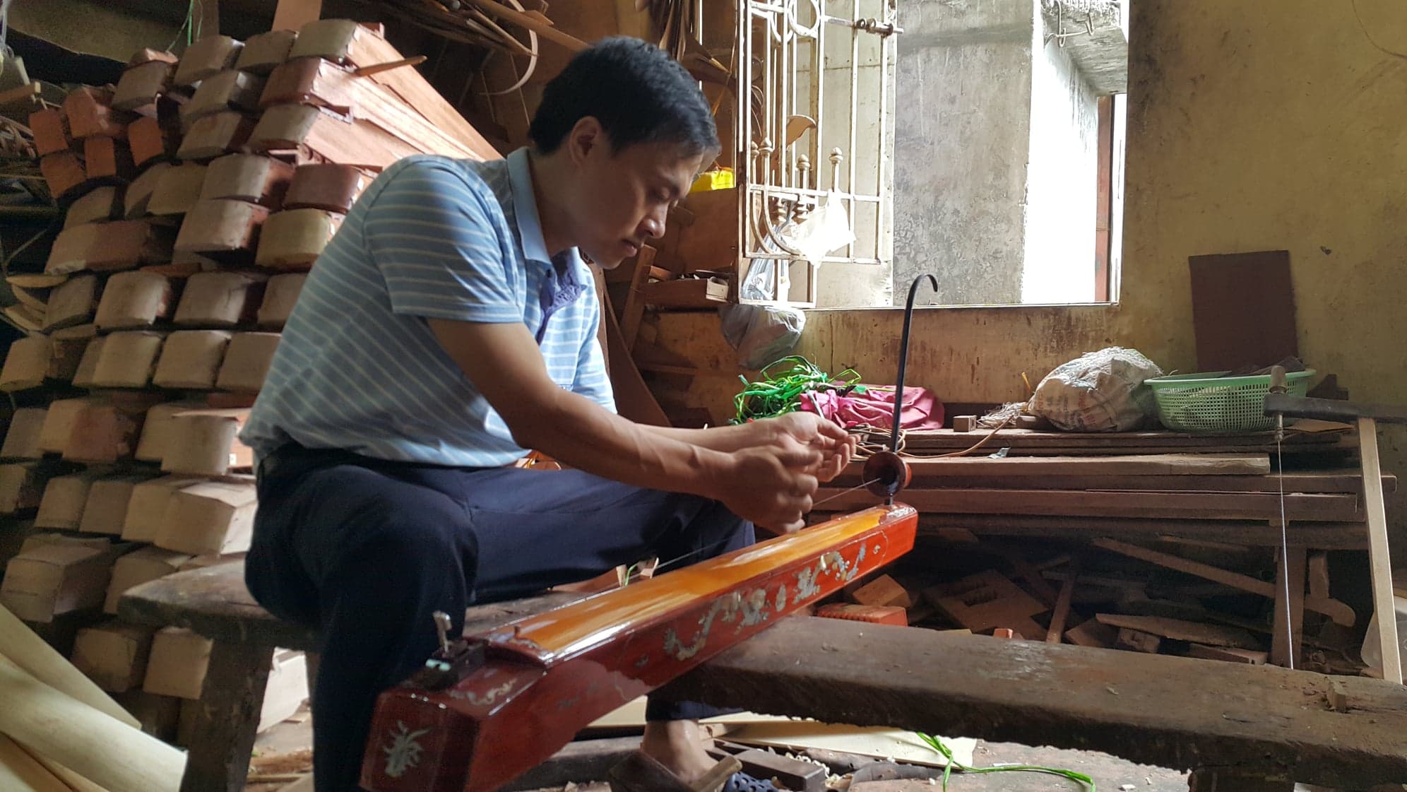 Anh Đỗ Việt Dũng kế tục truyền thống làm nhạc cụ của gia đình như một lẽ tự nhiên. Nguồn: TTXVN