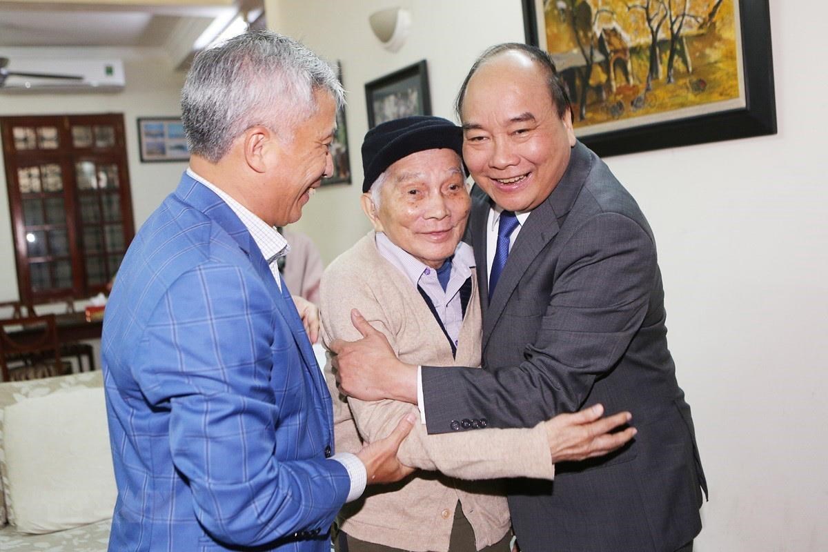 Thủ tướng Nguyễn Xuân Phúc thăm và chúc Tết giáo sư Hoàng Tụy. (Ảnh Dương GiangTTXVN)
