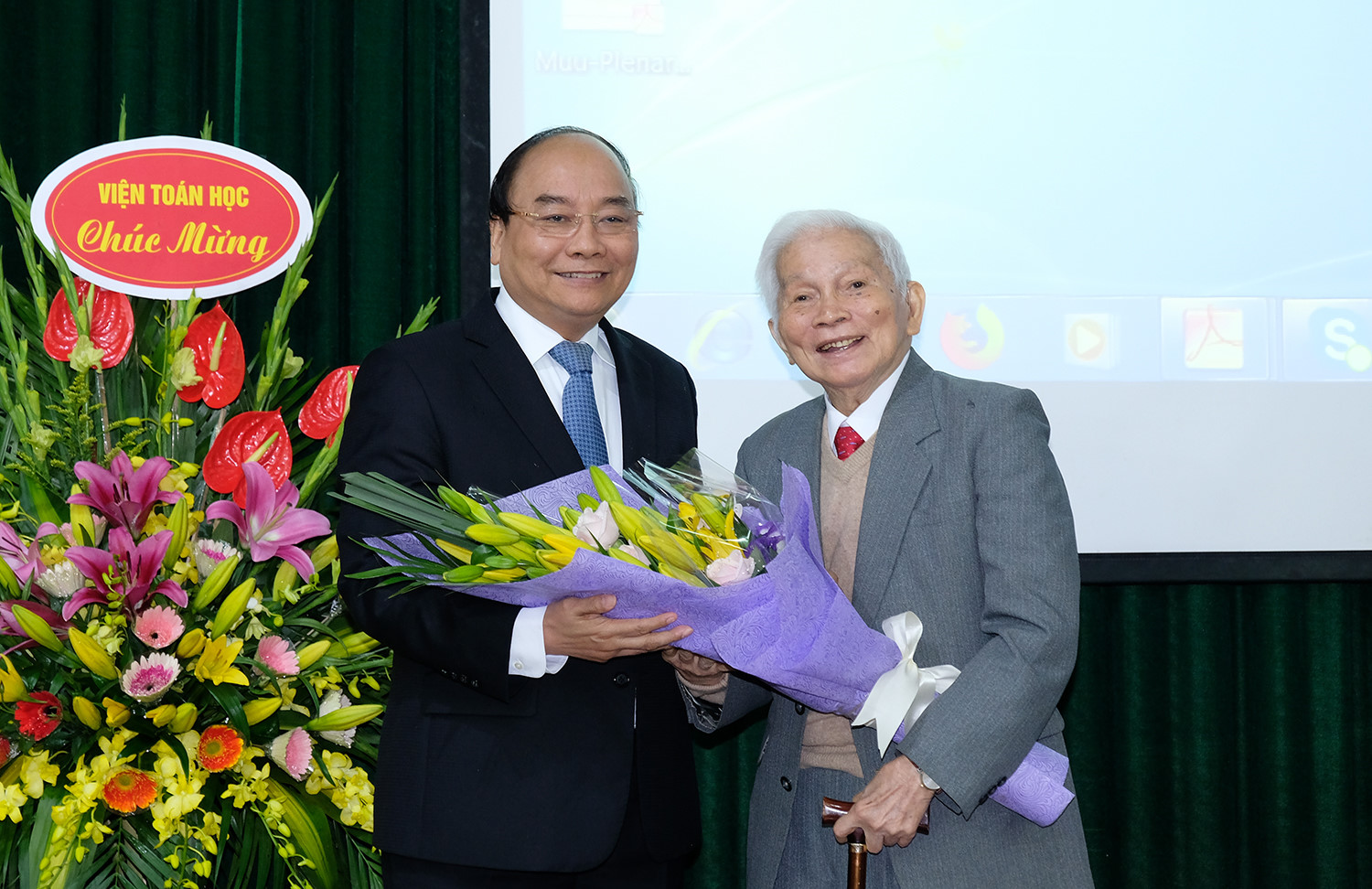Thủ tướng chúc mừng sinh nhật giáo sư Hoàng Tụy.