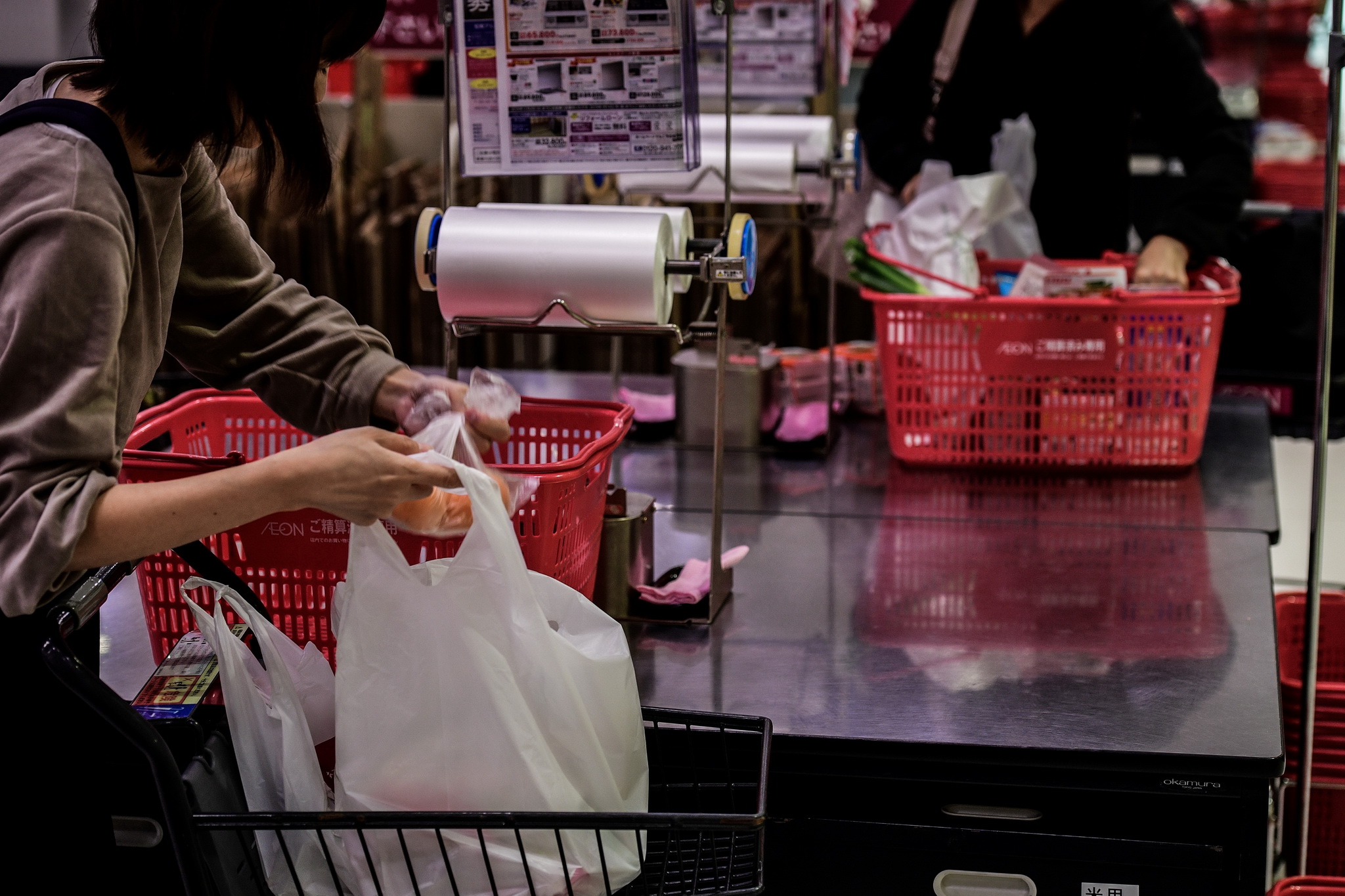 Khách hàng sử dụng túi nylon khi mua sắm tại một siêu thị ở Chiba, Nhật Bản. (Ảnh: AFP/TTXVN)