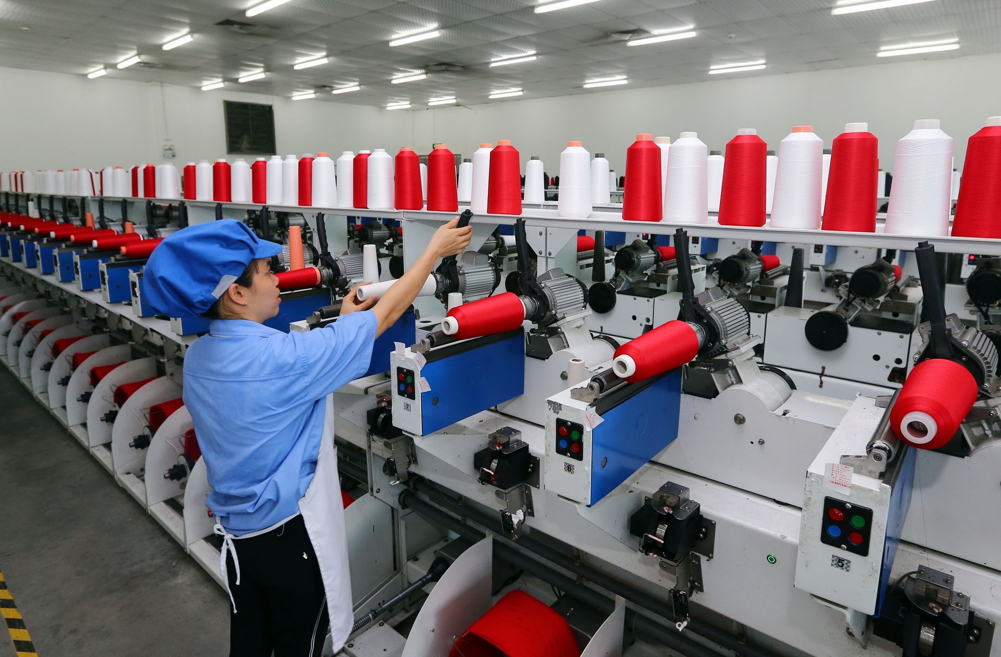 Dây chuyền sản xuất sợi tại Công ty trách nhiệm hữu hạn Dệt nhuộm Jasan Việt Nam, Khu công nghiệp dệt may Phố Nối B (Hưng Yên). (Ảnh: Danh Lam/TTXVN)