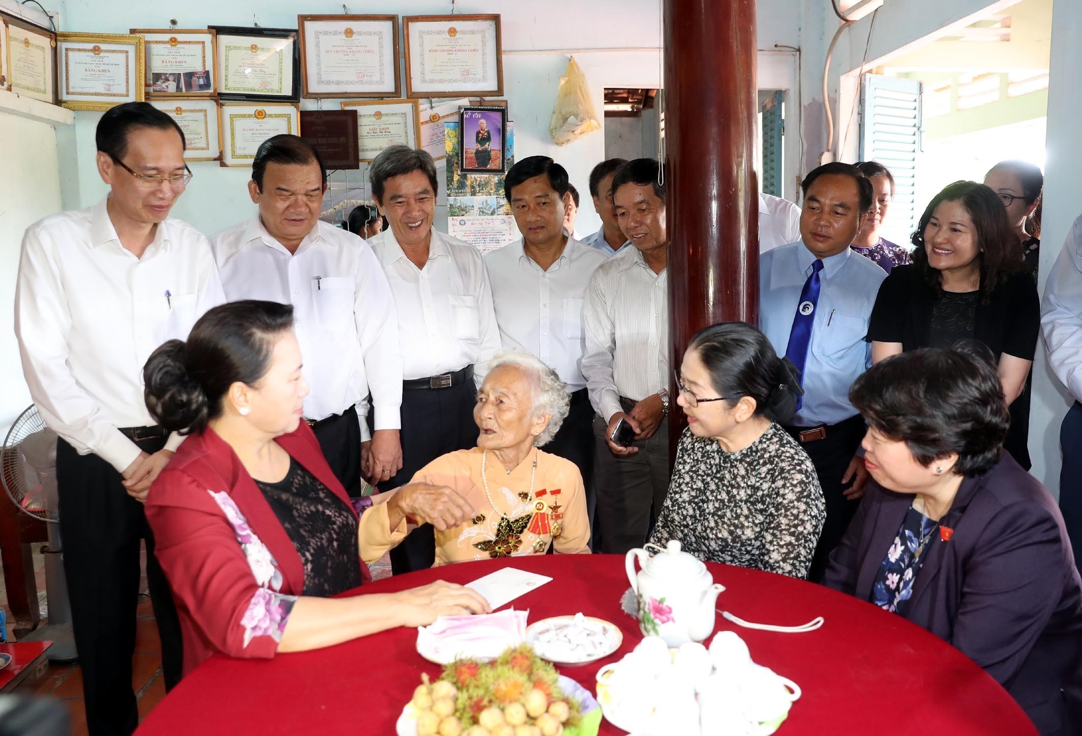 Chủ tịch Quốc hội Nguyễn Thị Kim Ngân thăm hỏi Mẹ Việt Nam Anh hùng Kiều Thị Nông tại Củ Chi, Thành phố Hồ Chí Minh. (Ảnh: Trọng Đức/TTXVN)