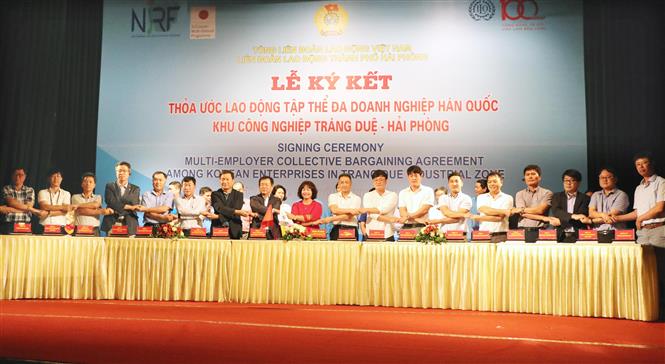Lễ ký kết thỏa ước lao động tập thể giữa chủ sử dụng Hàn Quốc và tổ chức công đoàn tại Khu công nghiệp Tràng Duệ (huyện An Dương, Hải Phòng).(Ảnh: Minh Thu/TTXVN)